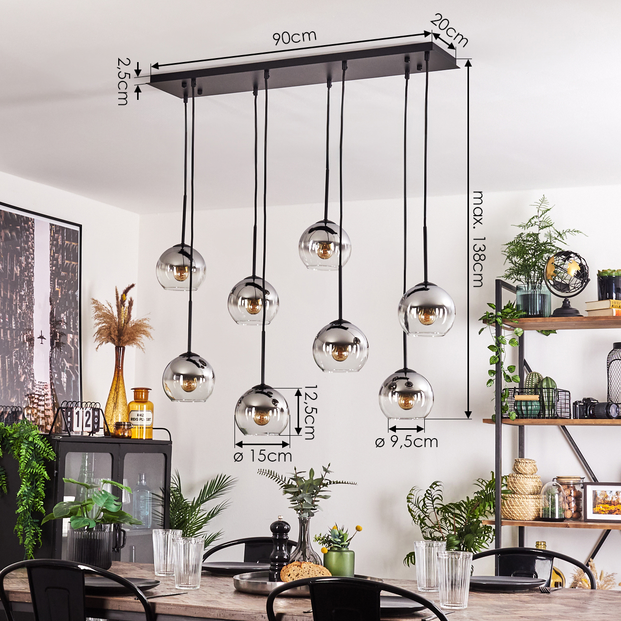 Esszimmer mit acht Pendelleuchten über einem Tisch, mit Messungen und Abmessungen.