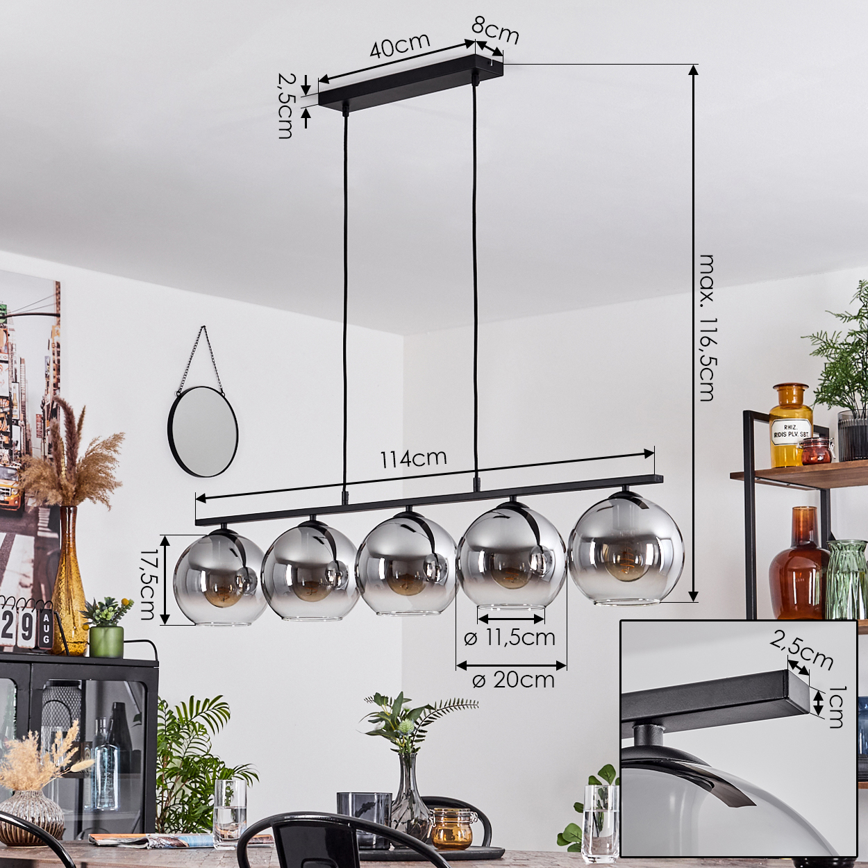 Eine moderne Hängeleuchte mit fünf kugelförmigen, silbern gefärbten Glasschirmen, schwarzem Rahmen und Esszimmerumgebung.