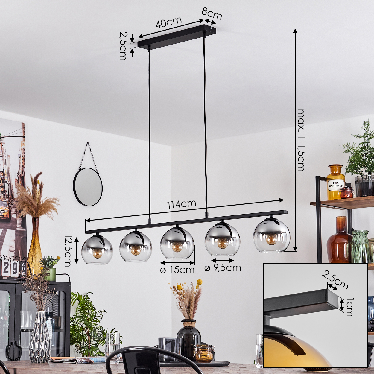 Ein Esszimmer mit Kronleuchter. Der Kronleuchter hat fünf kugelförmige, chromähnliche Schirme mit sichtbaren Glühbirnen.