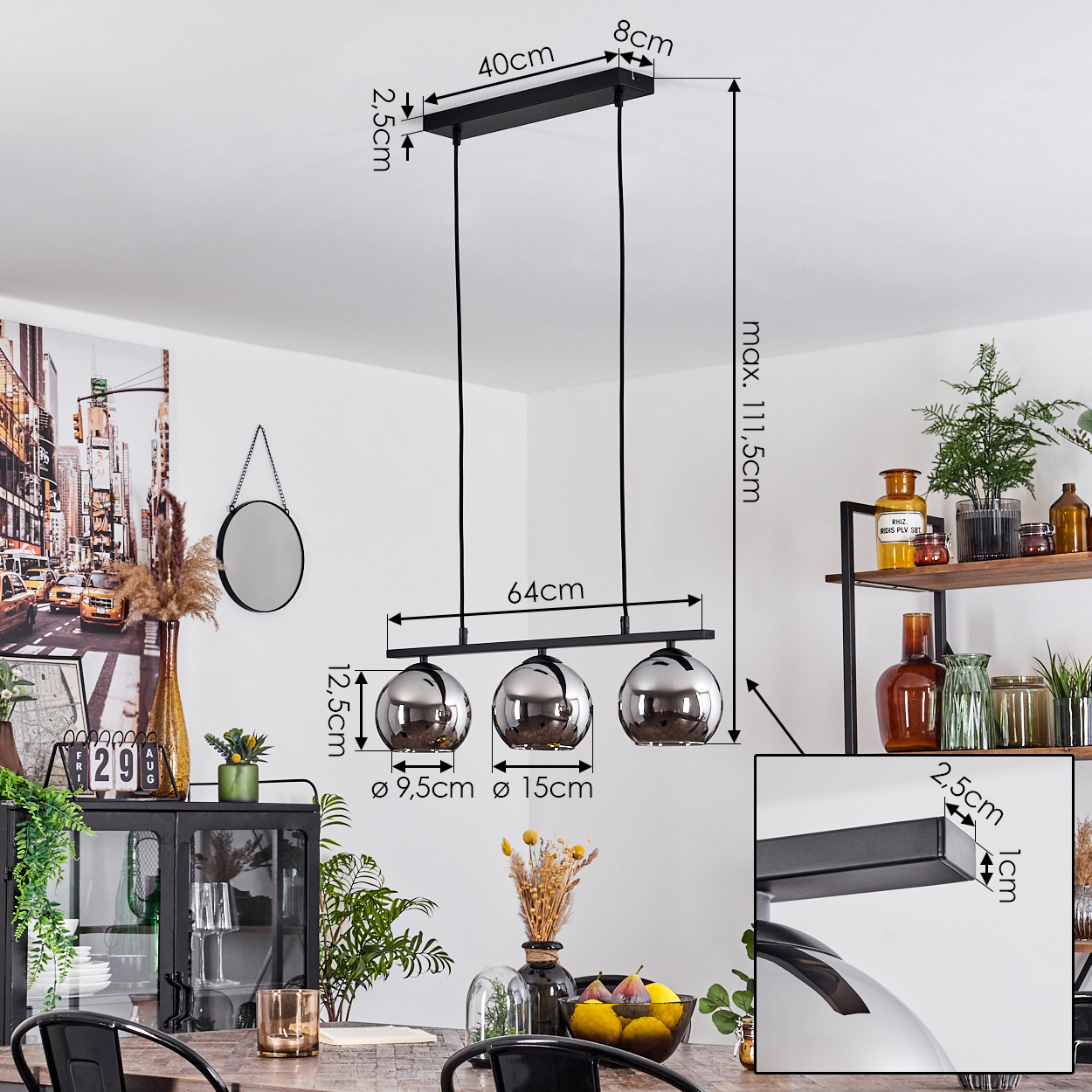 Pendelleuchte mit Abmessungen, Essplatz mit Tisch, Pflanzen und Spiegel an der Wand.