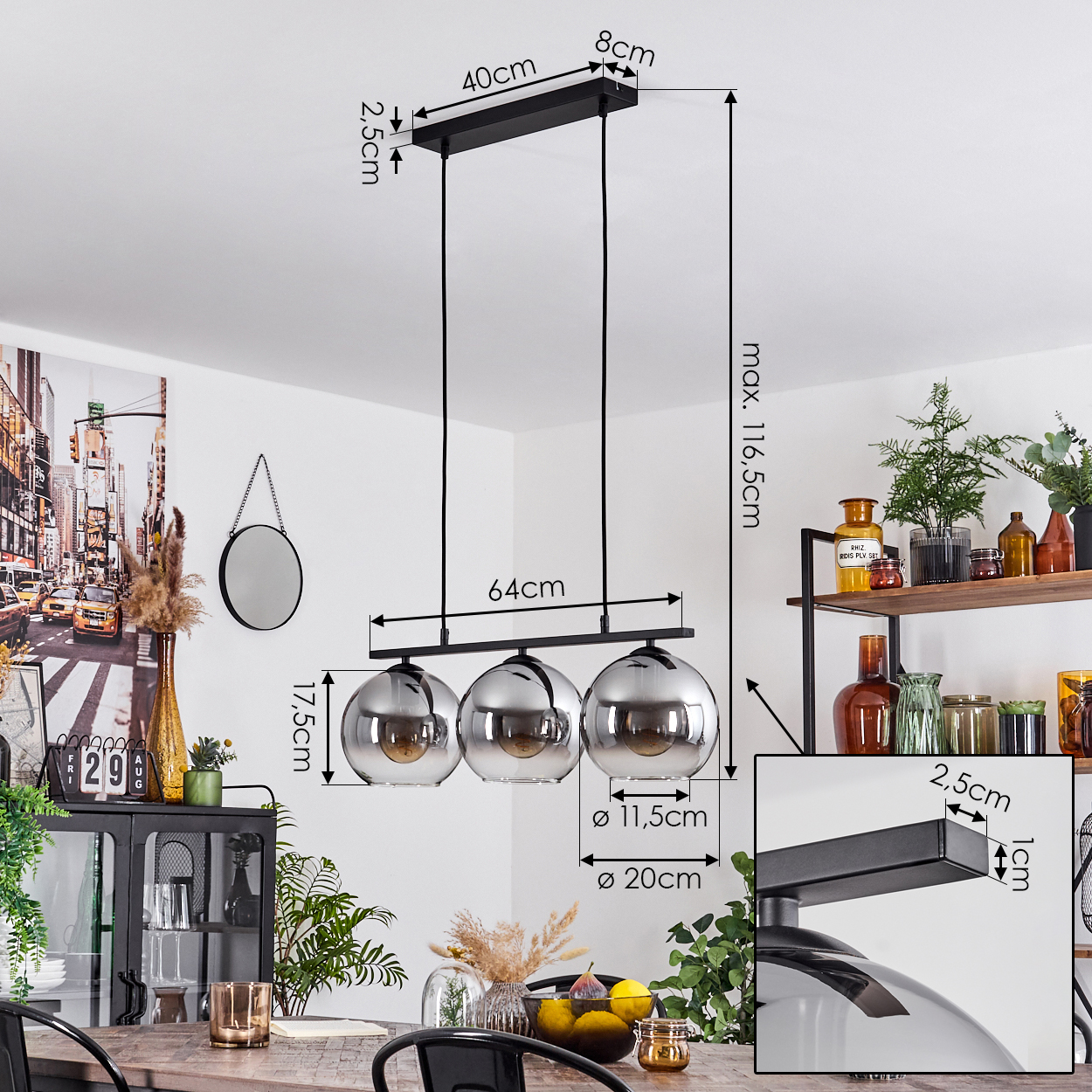 Eine Hängelampe mit drei silbernen Kugelleuchten. Die Lampe hängt über einem Holztisch. Maße sind im Bild enthalten.
