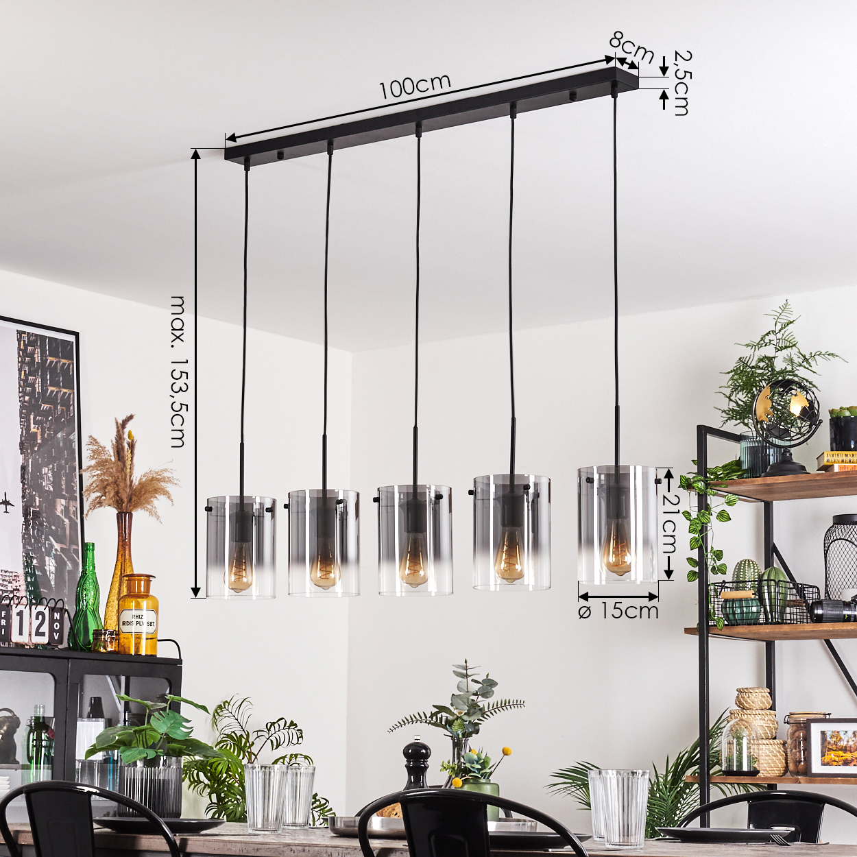 Esszimmer mit Pendelleuchten mit Glasschirmen und Wendelbirnen. Tisch mit Gläsern und Brot gedeckt.