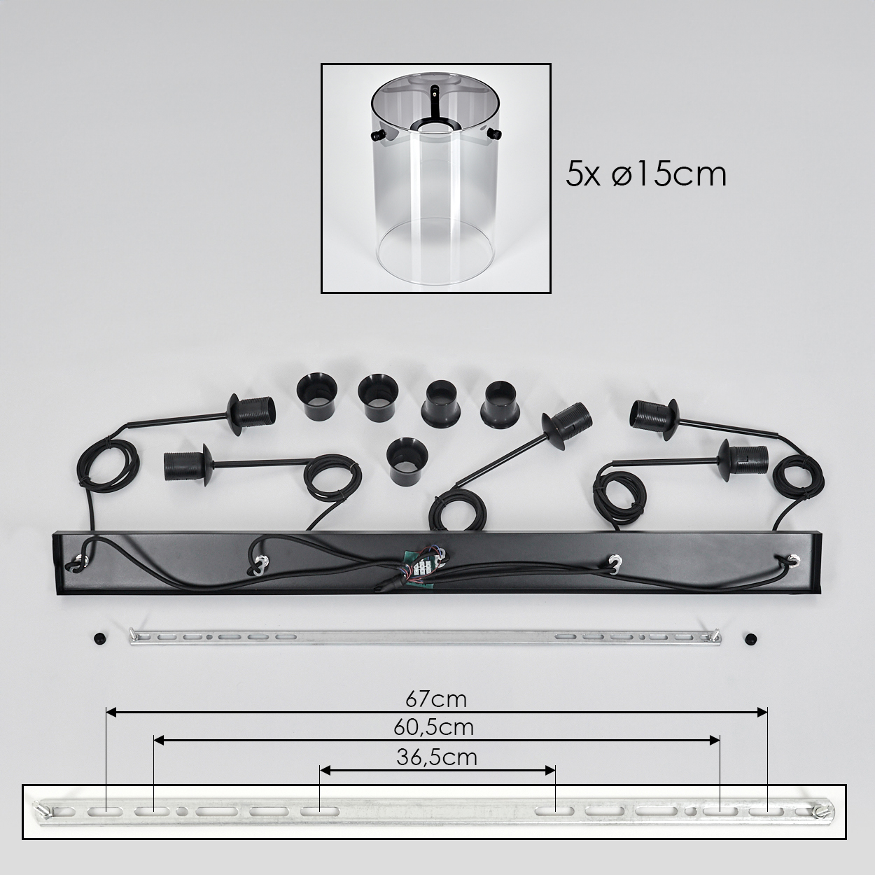 Komponenten einer Pendelleuchte, darunter ein klarer Glasschirm, schwarze Armaturen und eine Metallbasis.