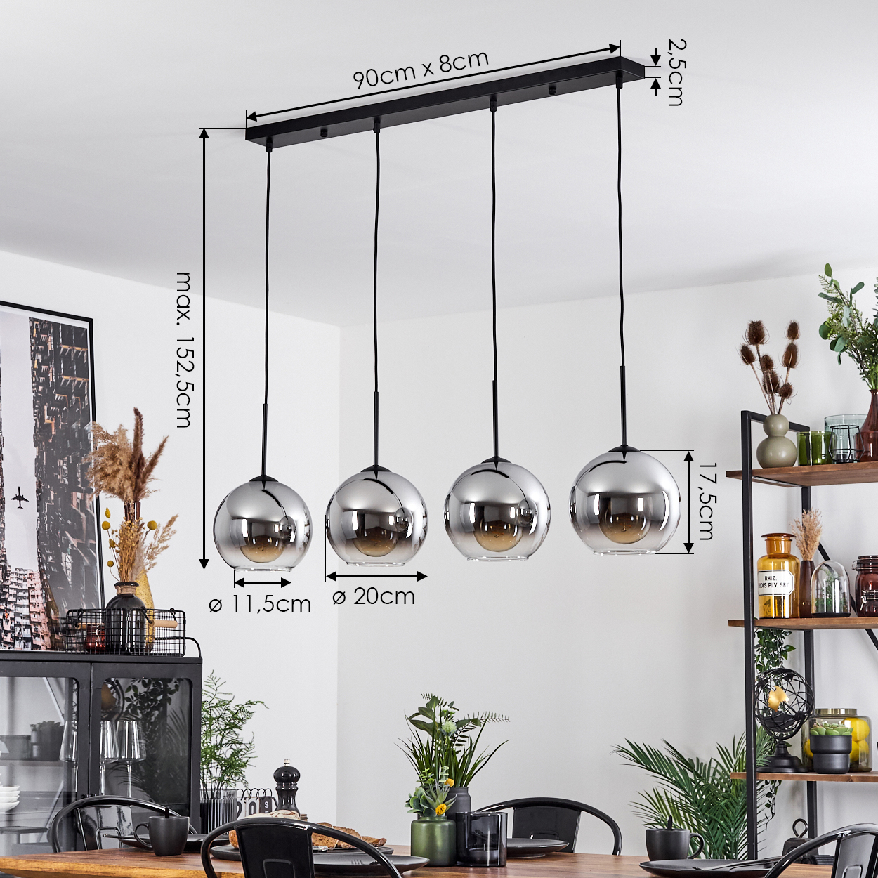 Ein Esszimmer mit vier verspiegelten Pendelleuchten über einem Holztisch.