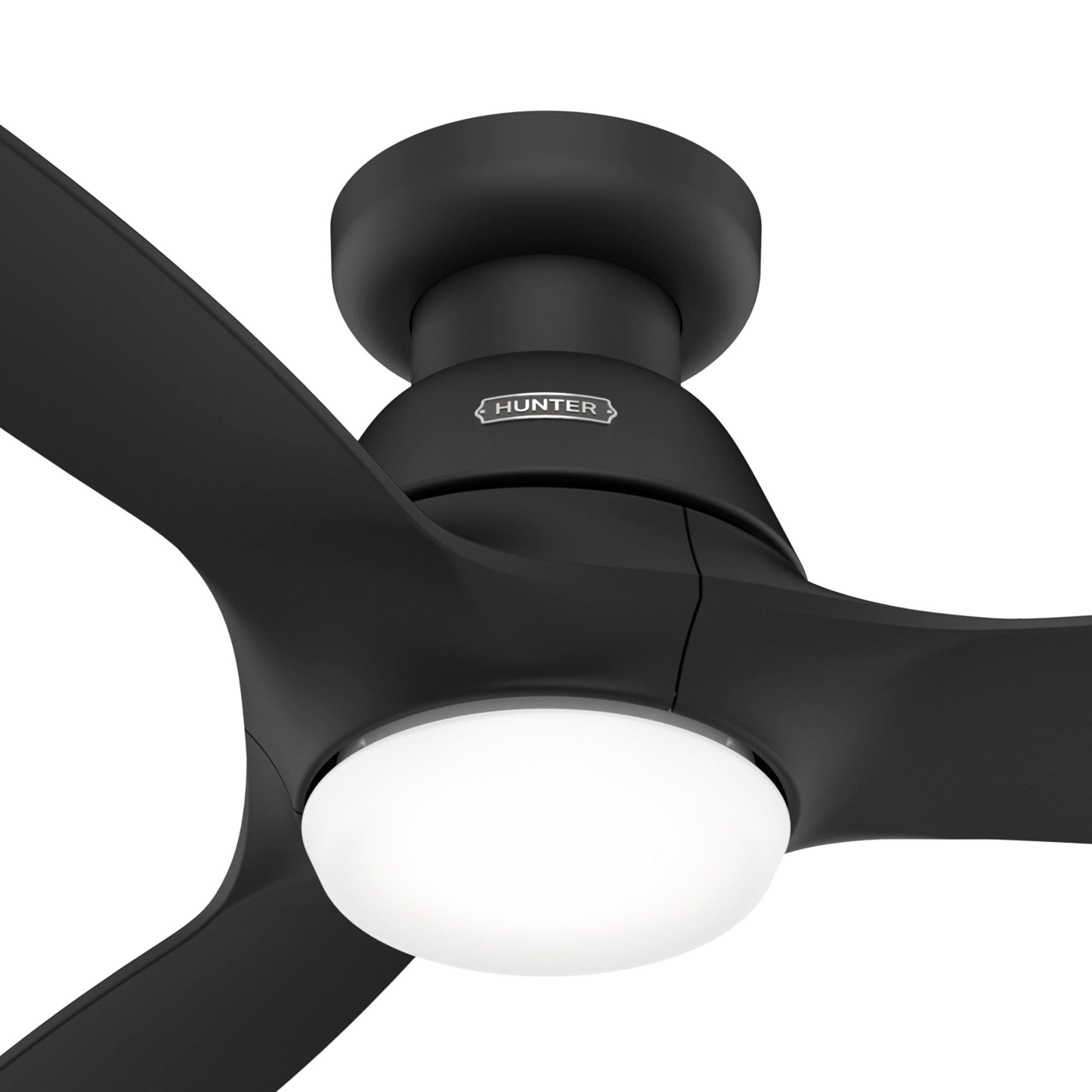 Ein schwarzer Deckenventilator mit drei gebogenen Flügeln und einer weißen Leuchte.