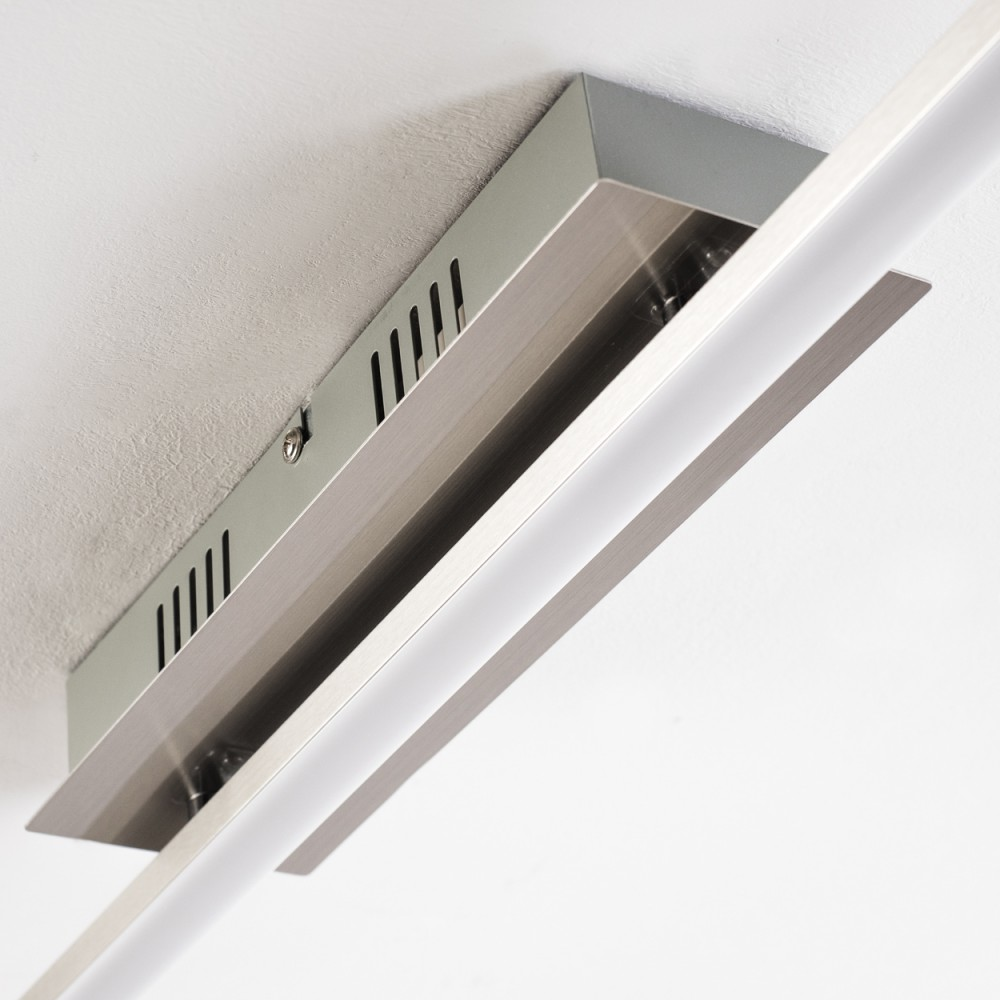 Eine silberne Deckenleuchte mit rechteckiger Form. Die Leuchte ist an der Decke montiert.