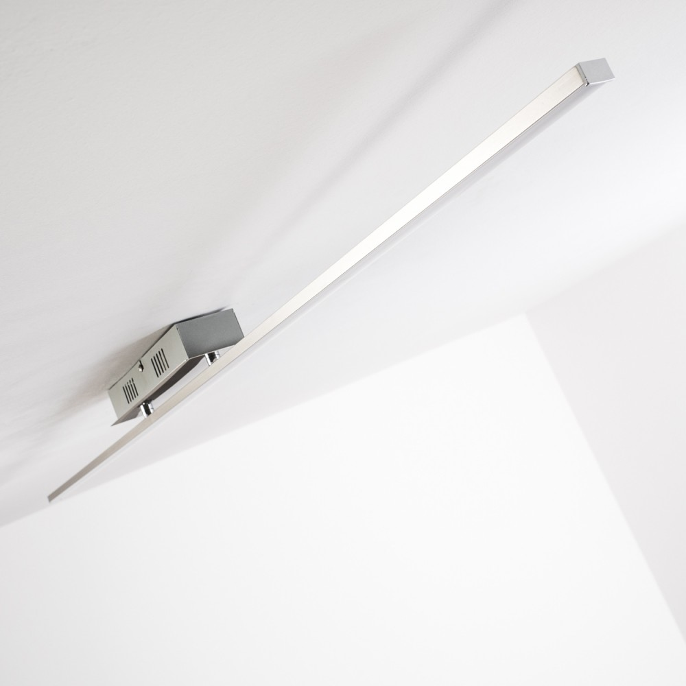 Eine silberne, rechteckige Deckenleuchte ist an einer weißen Decke montiert. Die Leuchte ist schlicht und modern.