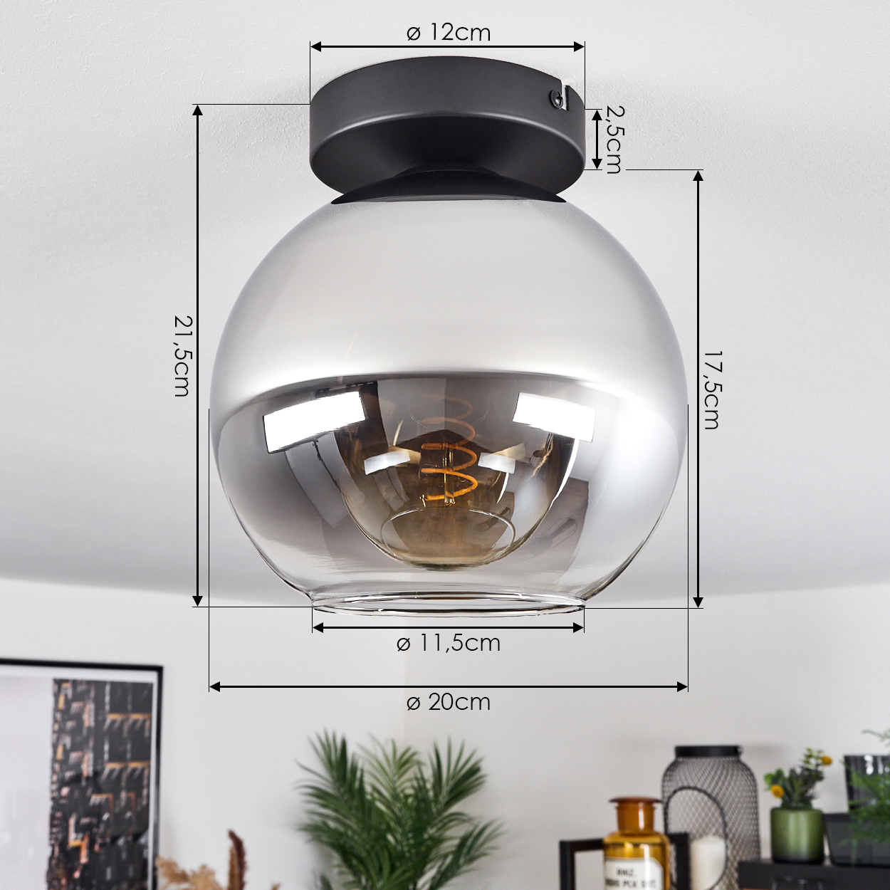 Eine kugelförmige Lampe, die von einer weißen Decke hängt, mit beschrifteten Abmessungen. Die Lampe hat eine sichtbare Glühbirne.