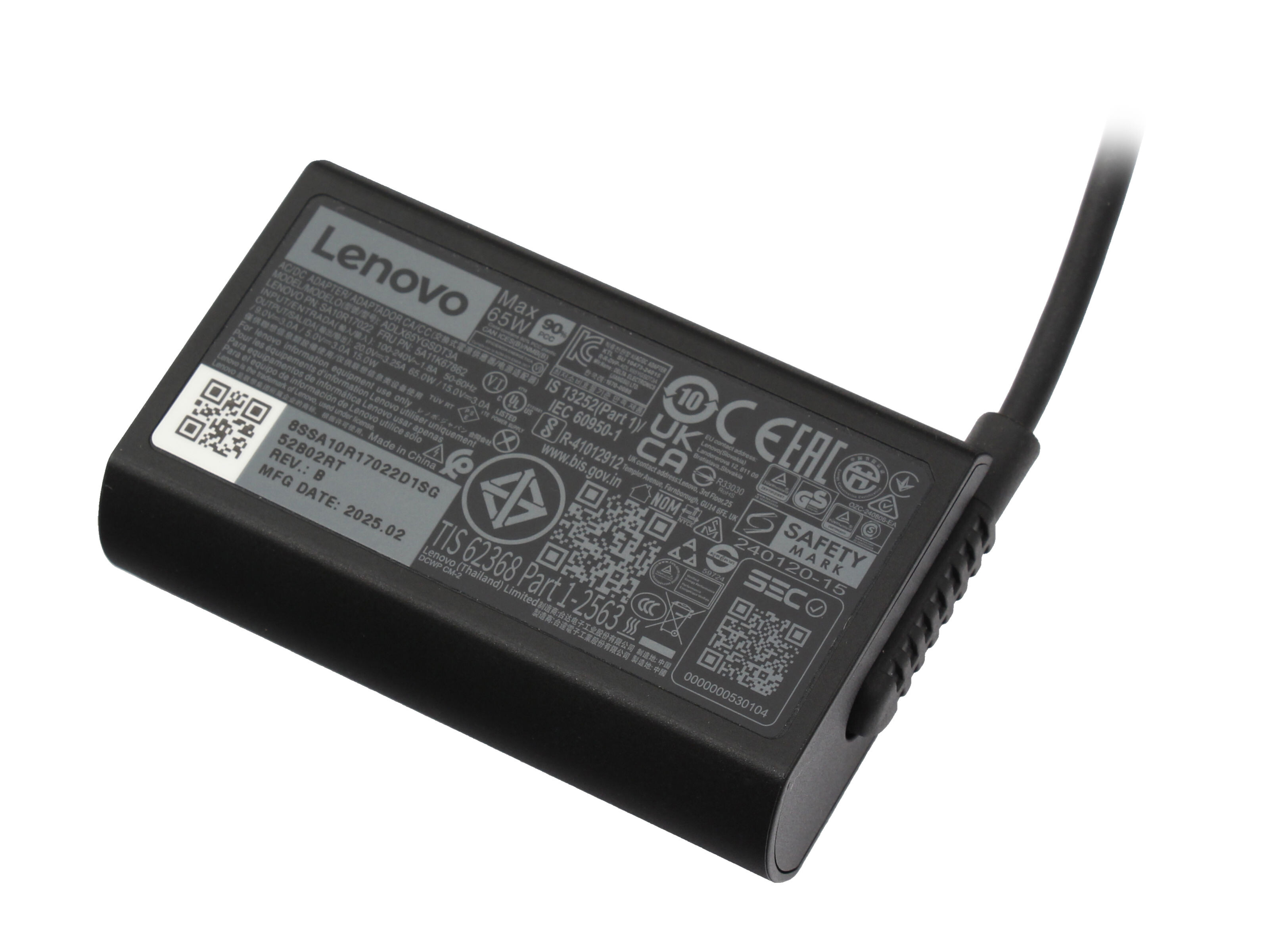 Ein schwarzes Lenovo 65W Laptop-Ladegerät auf weißem Untergrund. Es hat Etiketten und ein Kabel.