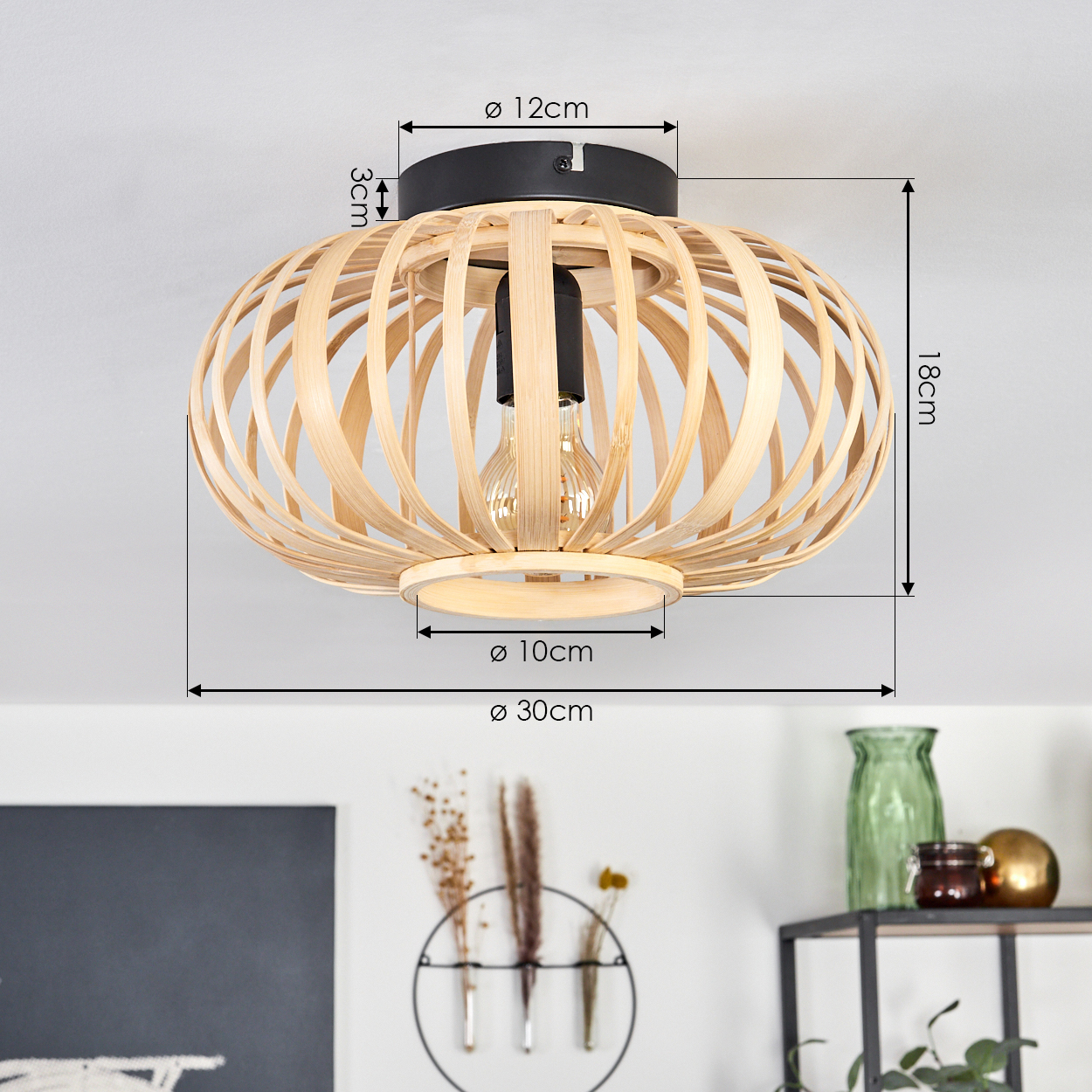 Eine Deckenlampe mit einem holzartigen, käfigartigen Design. Zeigt Abmessungen und befindet sich in einem Raum mit Dekoration.