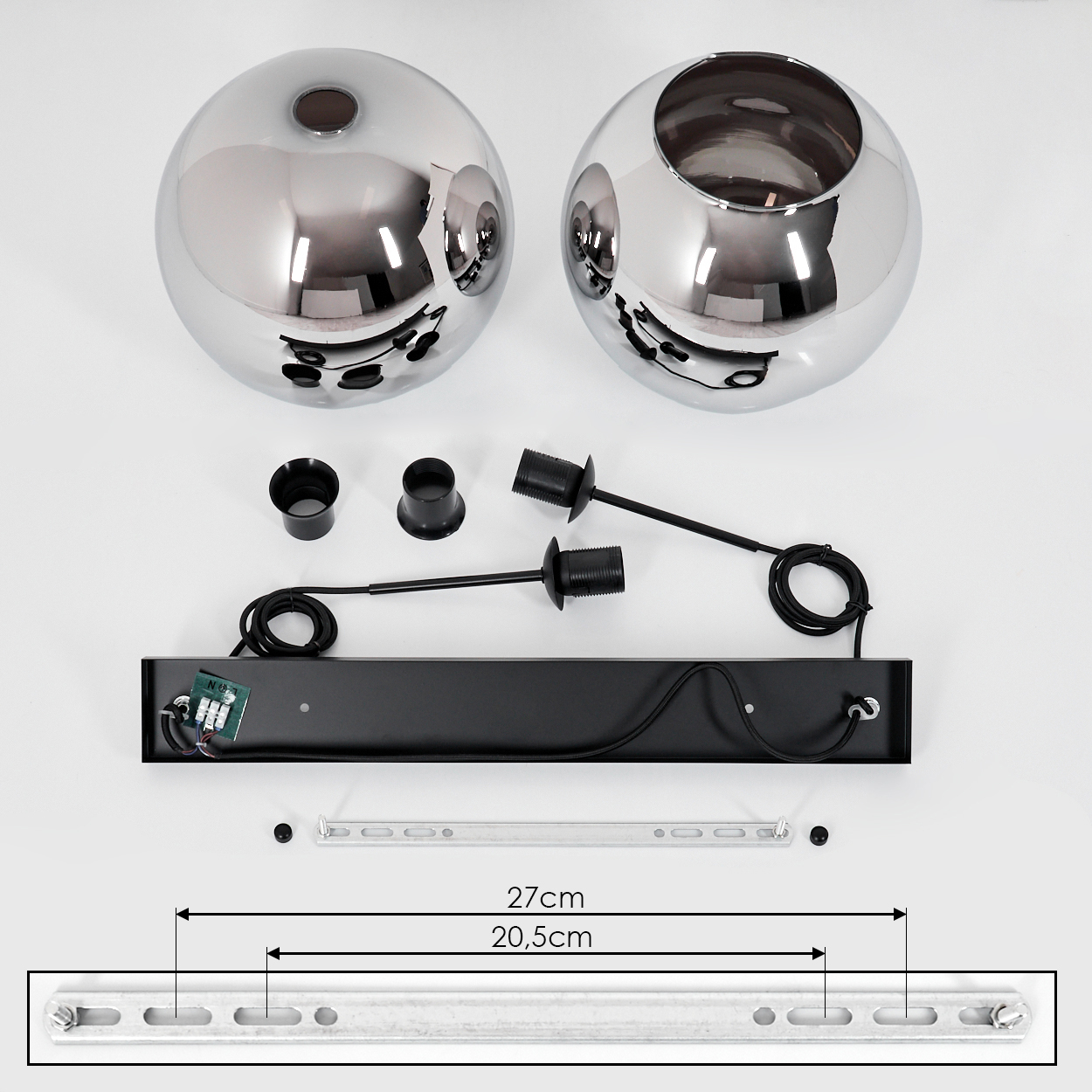 Zwei Teile einer verchromten Kugel-Pendelleuchte. Enthält Kugel, schwarzes Kabel und Metall-Montagestange mit Maßen.
