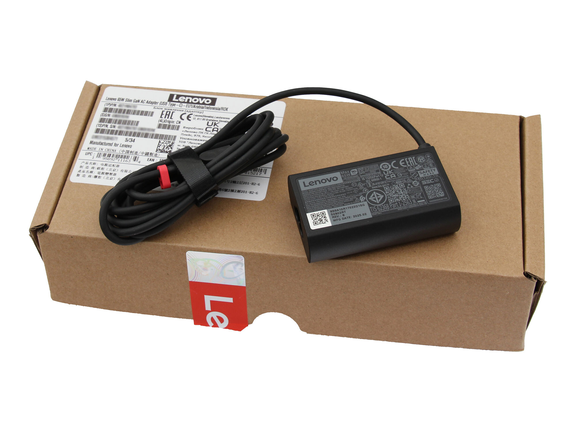 Eine Lenovo-Ladegerät-Box und ein Adapter. Die Box ist braun, der Adapter schwarz mit schwarzem Kabel.
