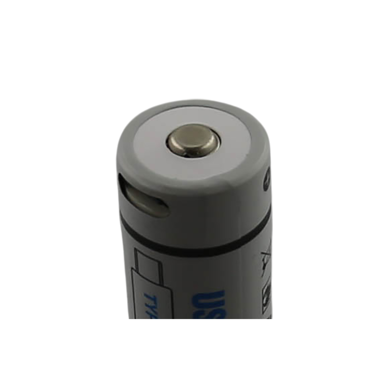 Primo piano della parte superiore di una batteria grigia. Ha l'etichetta USB e il marchio Type-C.