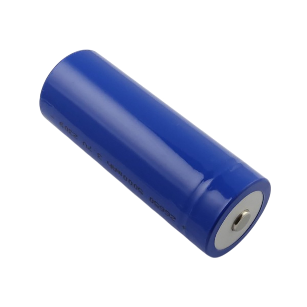 Una batteria cilindrica blu con parte superiore bianca e argento. La batteria è leggermente angolata.