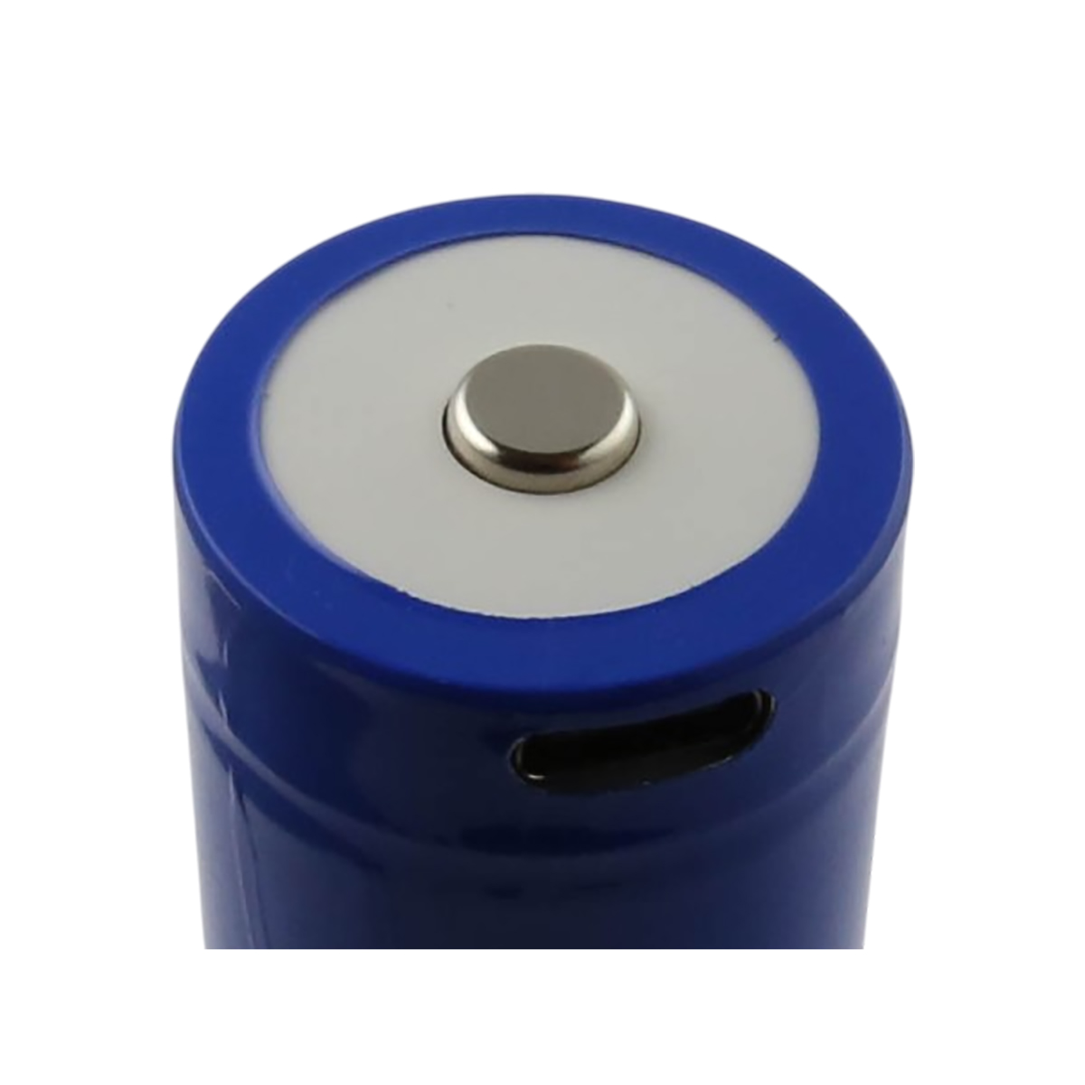 Primo piano della parte superiore di una batteria blu, che mostra un punto di contatto argentato.