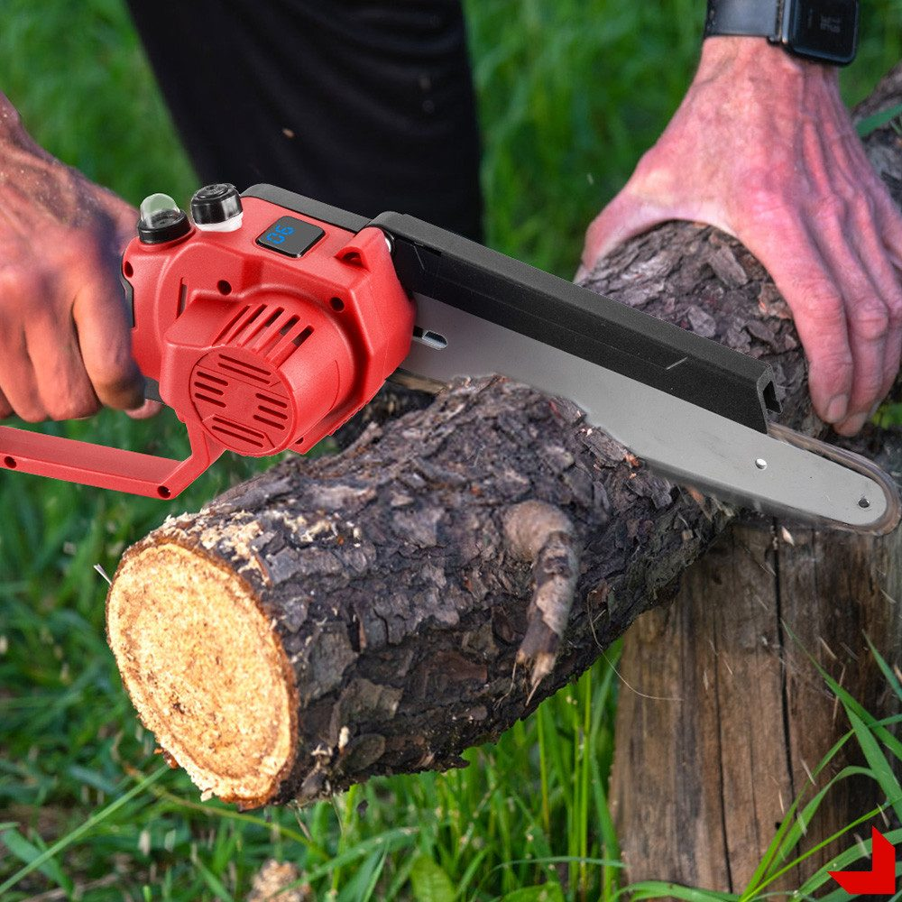 Eine Person benutzt eine rote Kettensäge, um einen Holzstamm zu zersägen. Nahaufnahme.