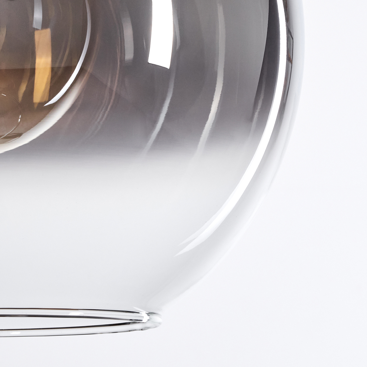 Nahaufnahme eines Glasschirms mit Chromrand, Farbverlauf, weißer Hintergrund.
