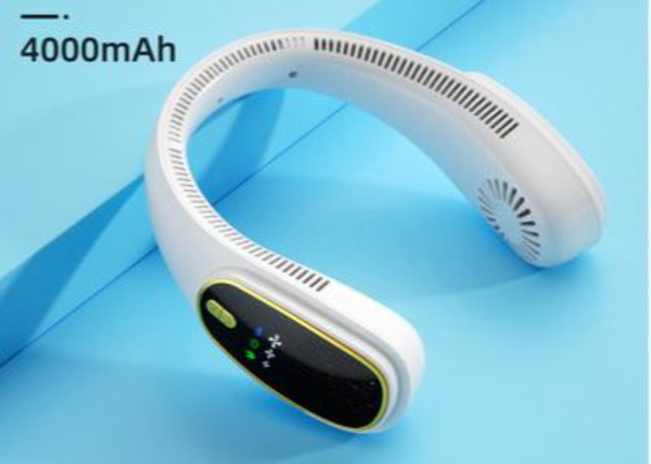 Ein weißer und schwarzer tragbarer Nackenventilator. Er hat ein digitales Display und einen Ein-/Ausschalter. Der Hintergrund ist hellblau.