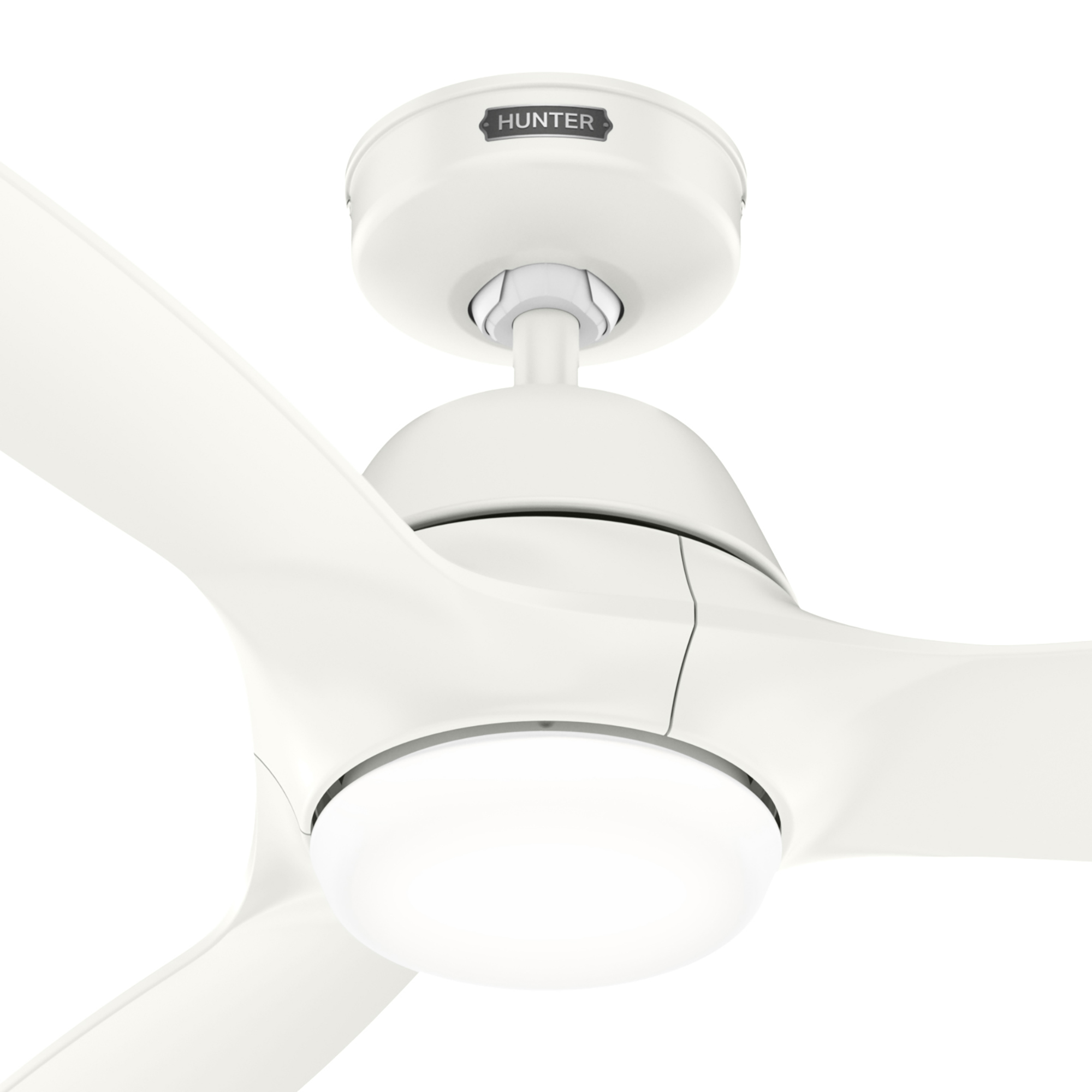 Ein weißer Deckenventilator mit drei Flügeln. Das Motorgehäuse ist weiß, mit dem Hunter-Logo.