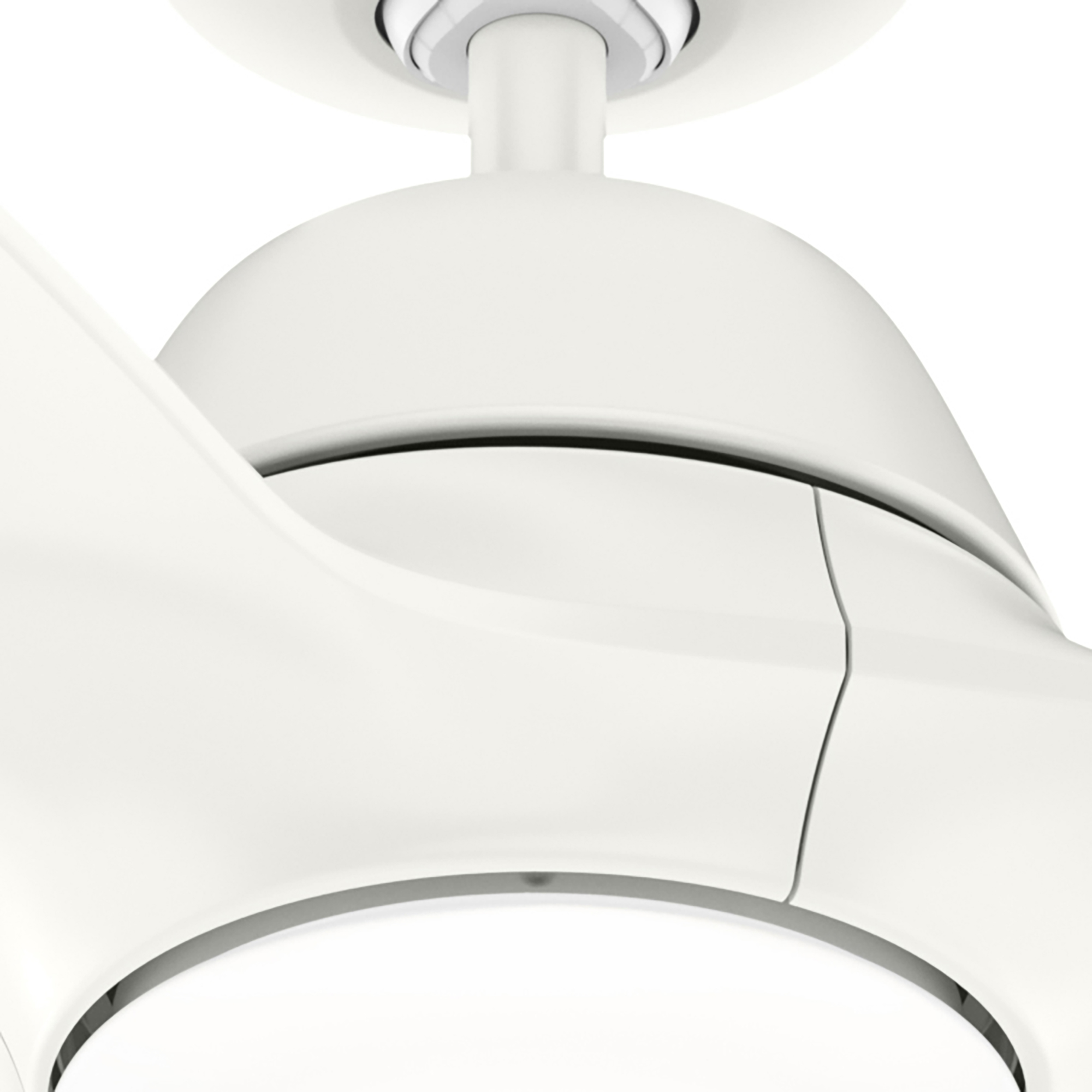 Nahaufnahme eines weißen Deckenventilators, der die Flügel und die Leuchte hervorhebt. Der Ventilator ist weiß.