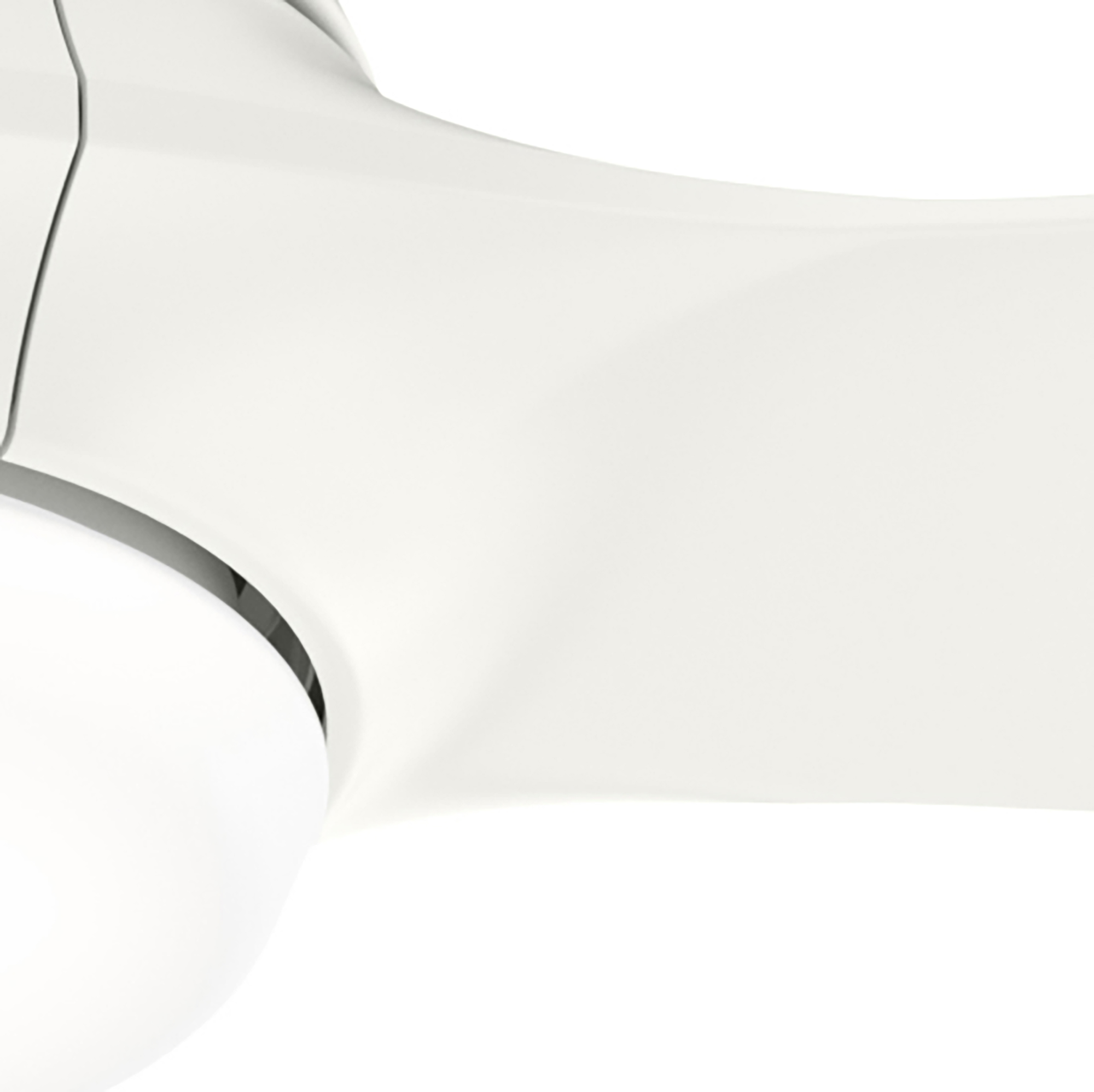 Nahaufnahme von Details eines weißen Deckenventilatorflügels und der Leuchte.