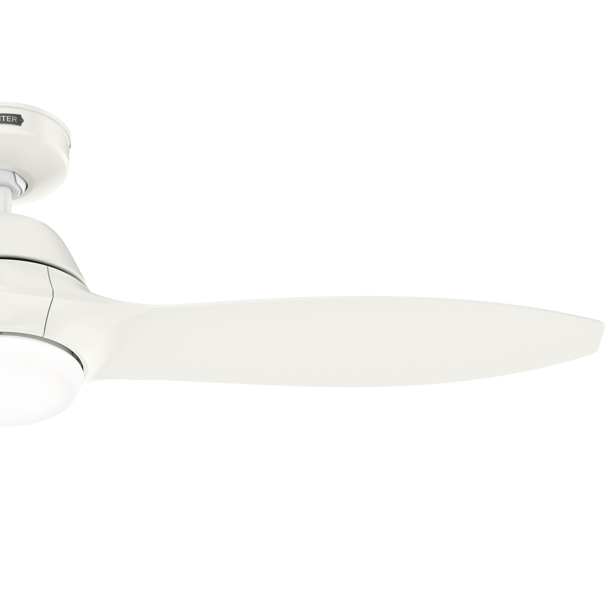 Ein weißer Deckenventilator mit einem sichtbaren Flügel. Der Ventilator ist weiß.