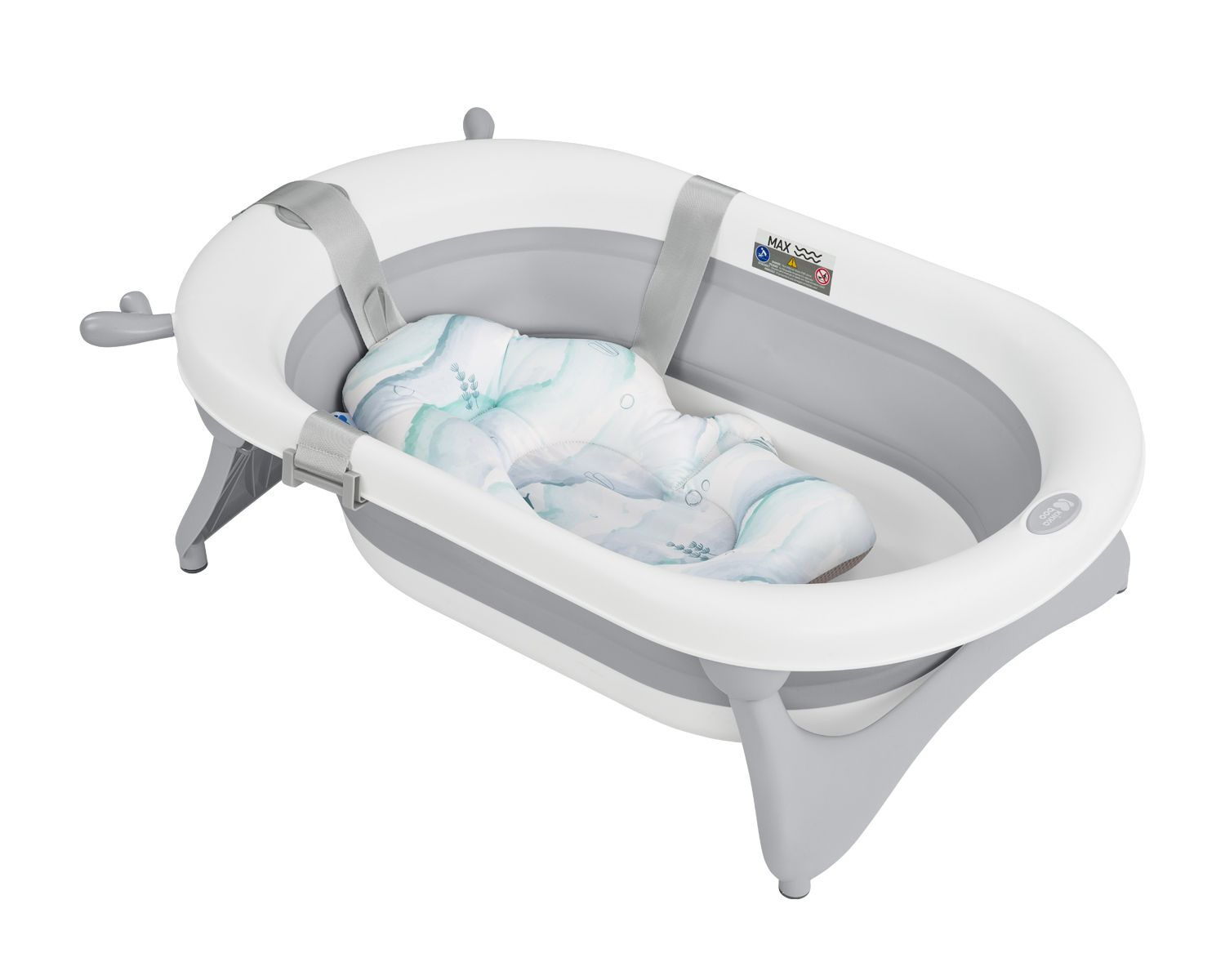 Eine ovale Babybadewanne, weiß und grau, mit einem blau-grünen Kissen darin. Die Wanne ist aufgebaut.