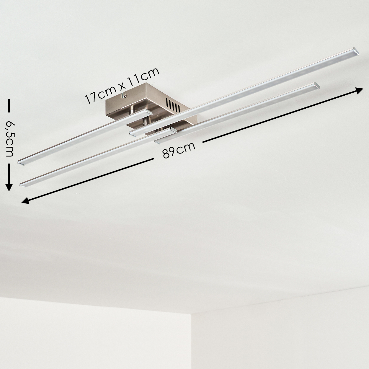 Deckenleuchte mit Abmessungen, einschließlich 89 cm Länge und 6,5 cm Höhe.