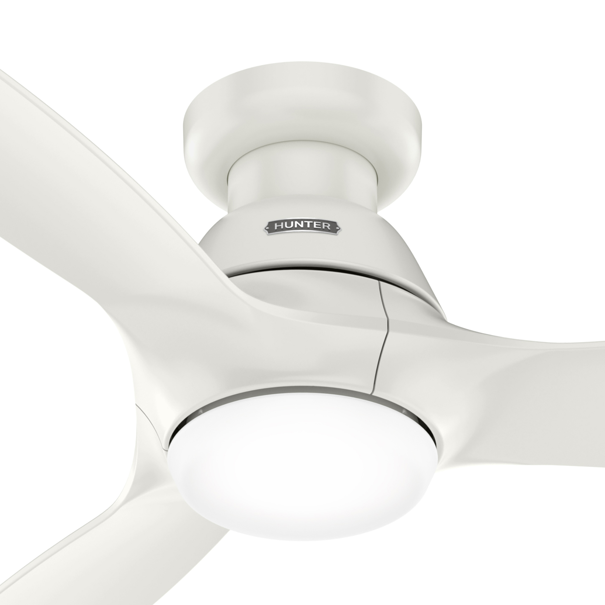 Ein weißer Deckenventilator mit drei Flügeln. Der Ventilator hat eine zentrale Leuchte. Marke 'Hunter'.