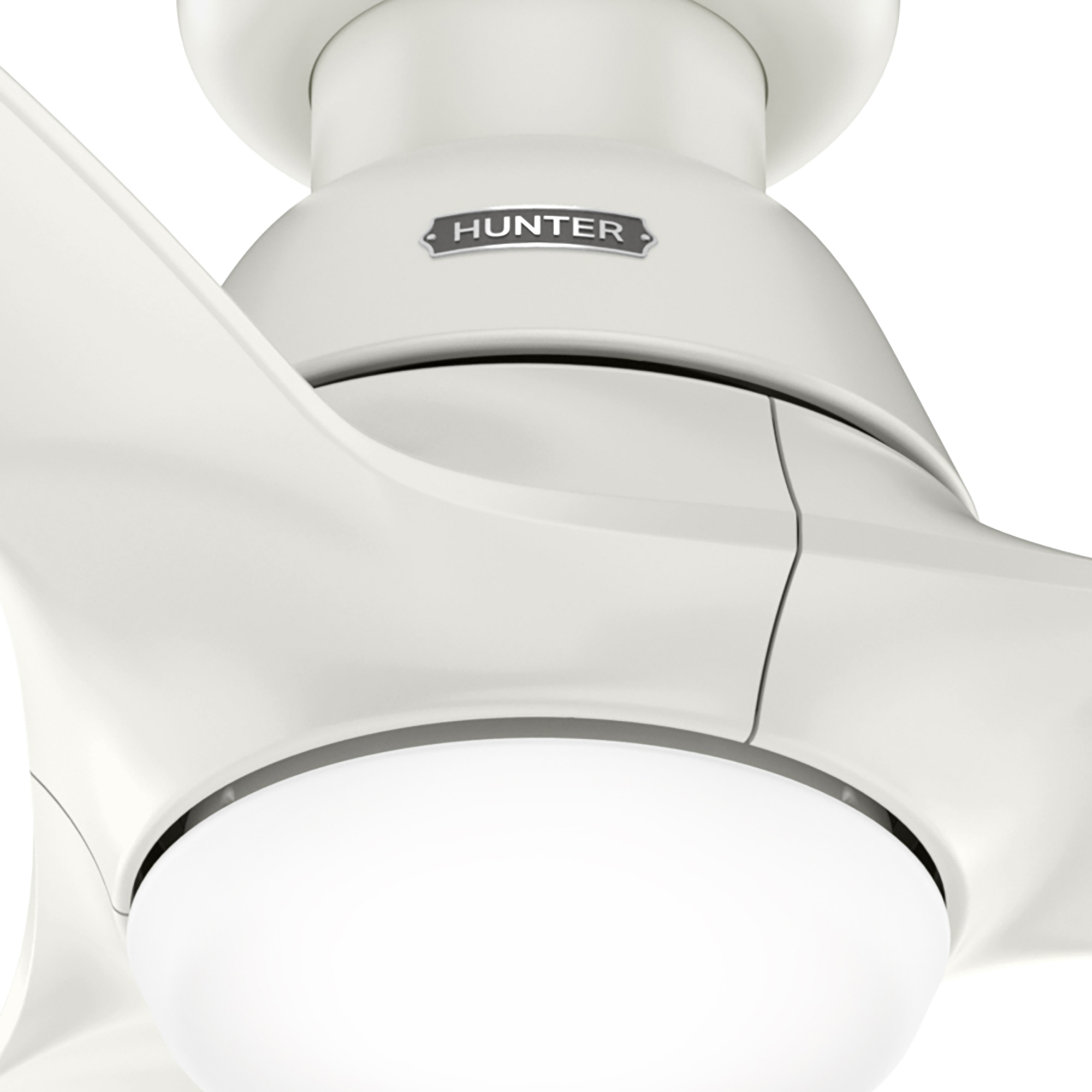 Ein weißer Deckenventilator mit drei Flügeln und einem Hunter-Logo.