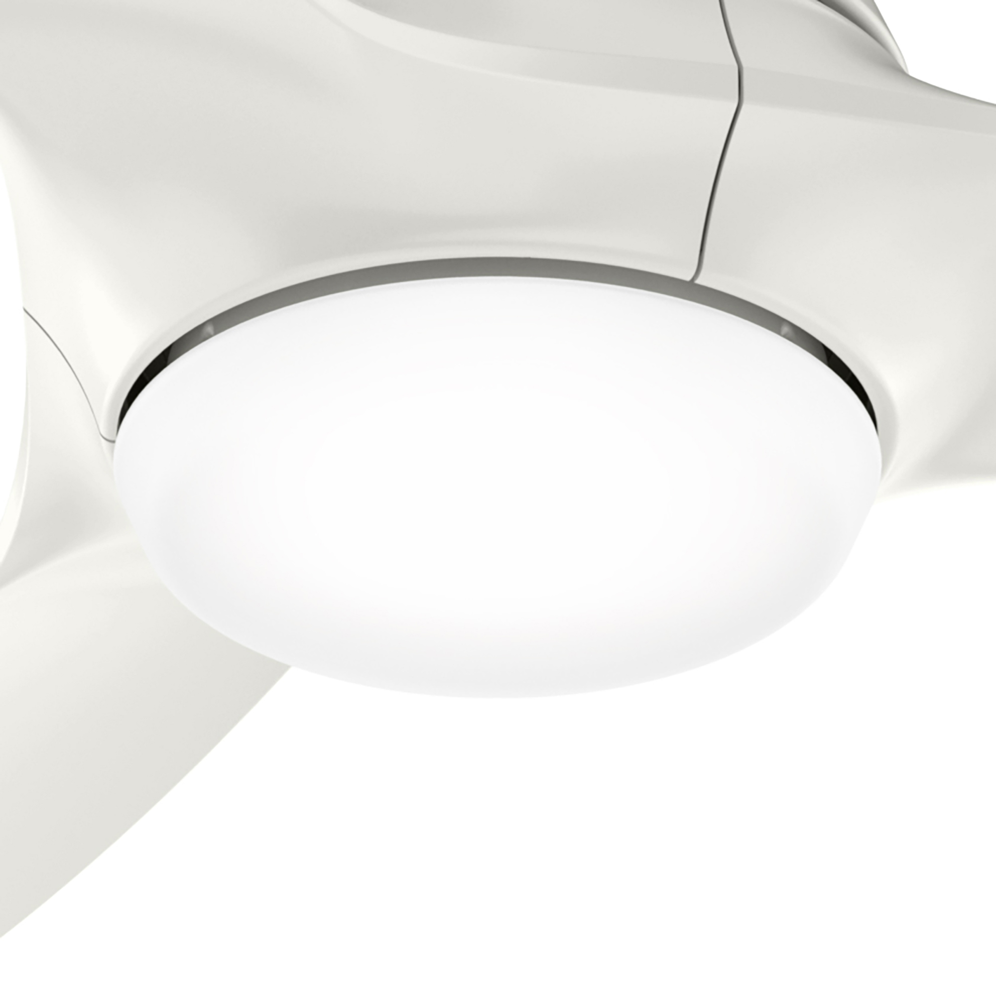 Nahaufnahme der Leuchte eines weißen Deckenventilators.
