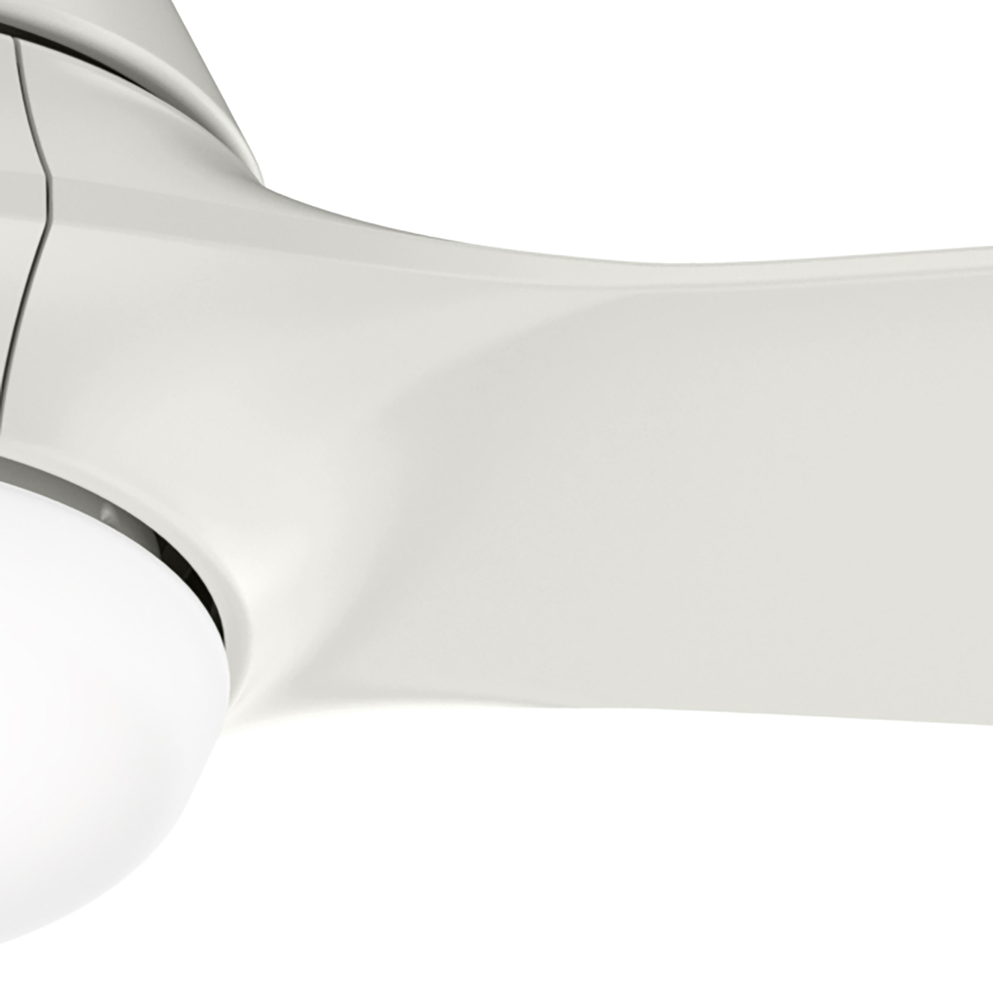Nahaufnahme eines weißen Deckenventilatorflügels.