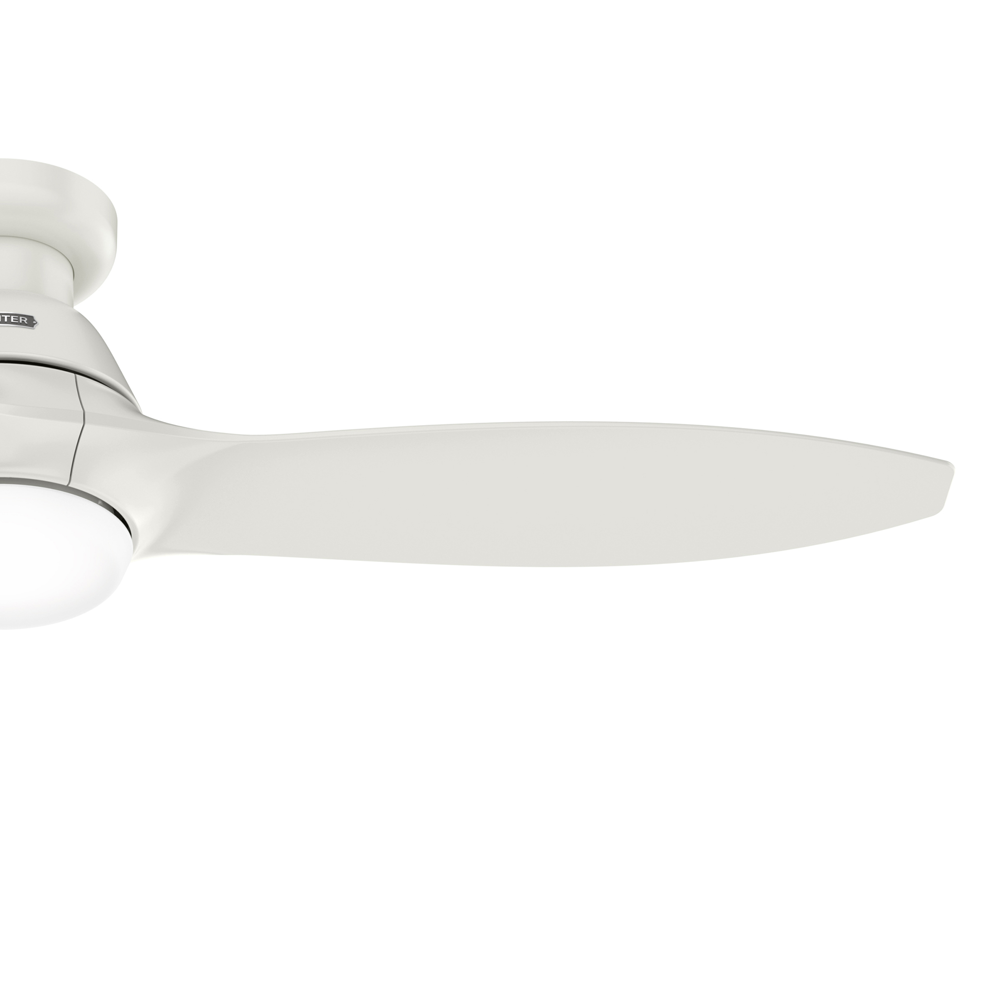 Nahaufnahme eines weißen Deckenventilatorflügels mit weißem Hintergrund.