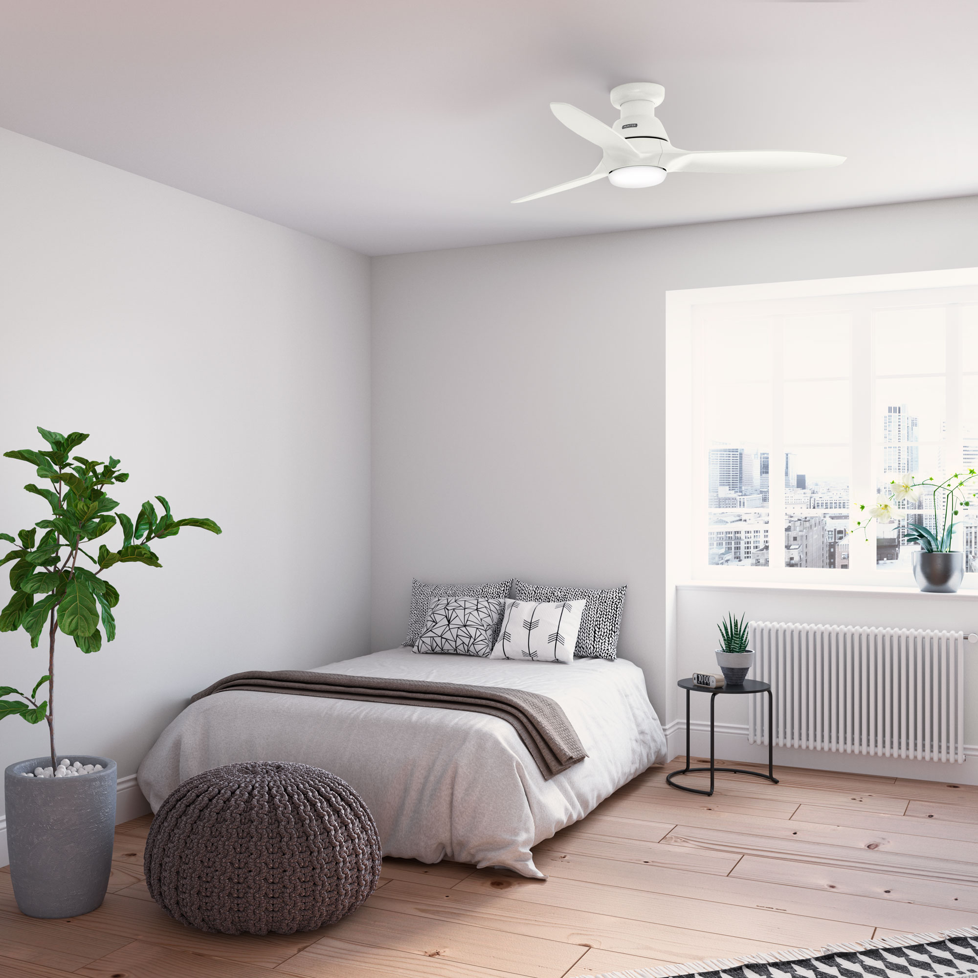 Schlafzimmer mit weißem Deckenventilator, Bett, Pflanze, Fenster und Stadtblick.