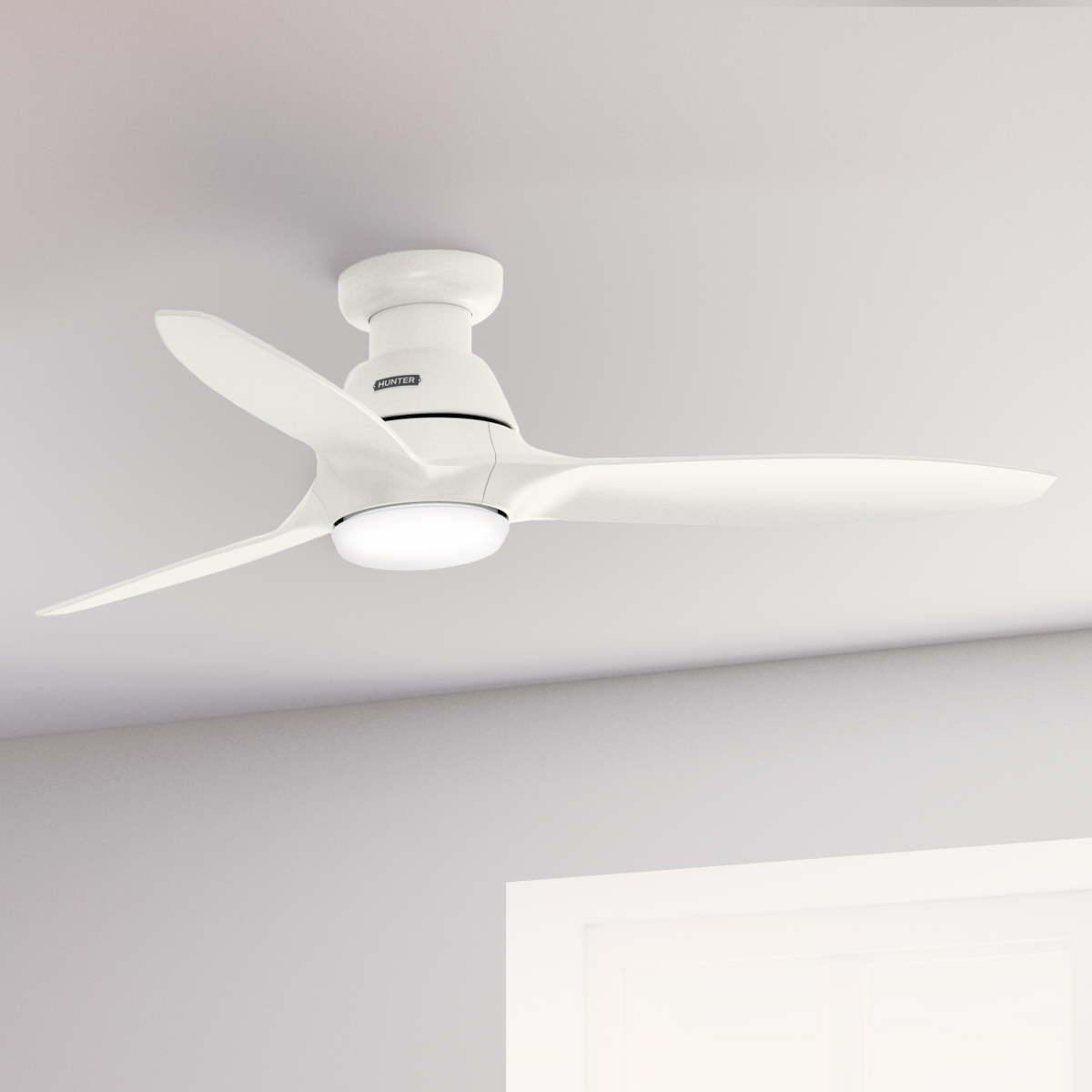 Ein weißer Deckenventilator mit drei Flügeln und einer zentralen Leuchte.