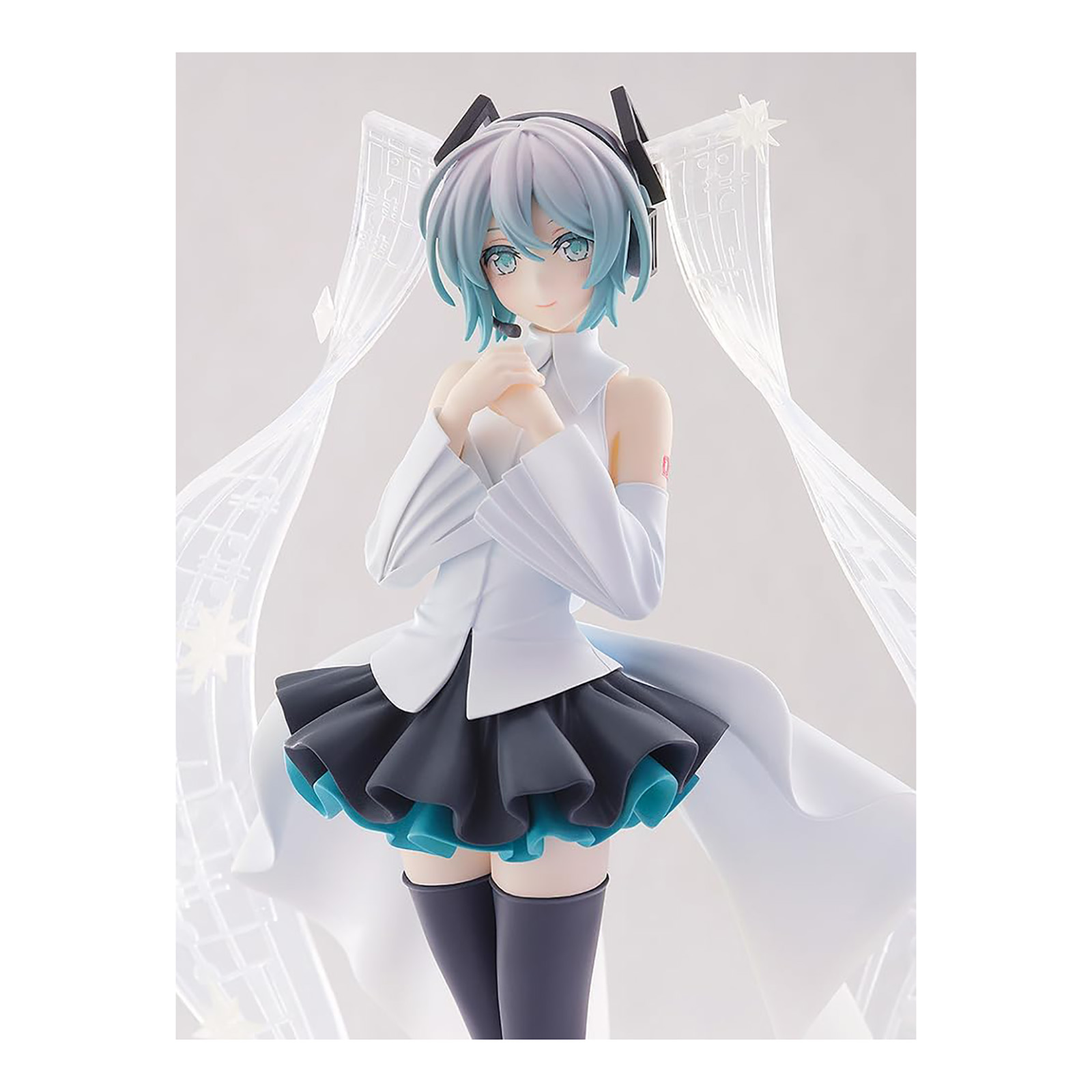 Hatsune Miku Figur in weißem Kleid mit blauen Akzenten, weißer Hintergrund.