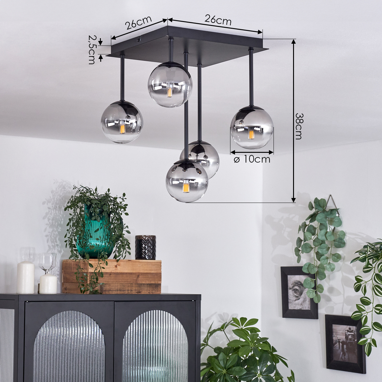 Eine Deckenlampe mit fünf reflektierenden Glaskugeln, schwarzen Stielen und quadratischer Basis.