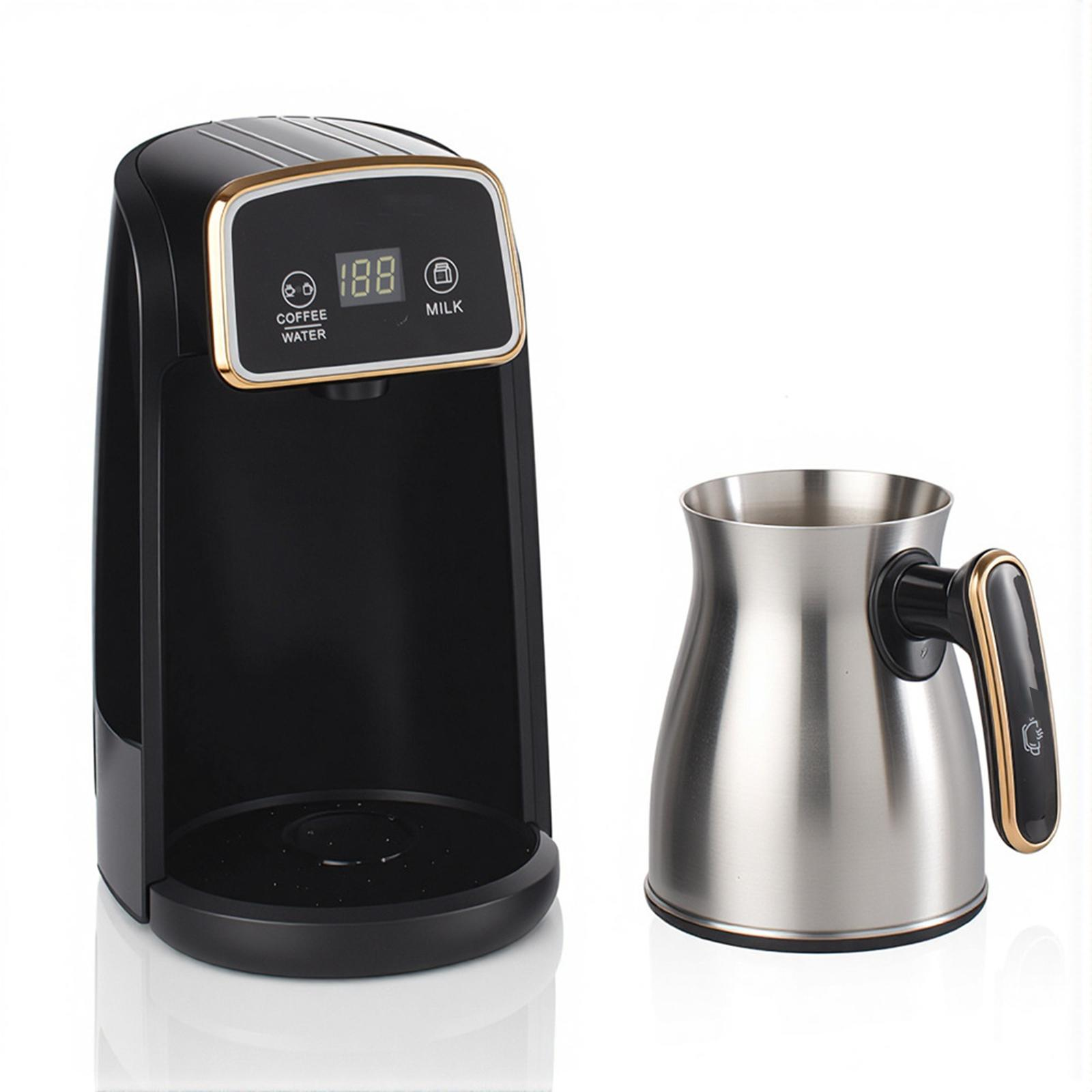 Schwarze Kaffeemaschine mit Digitalanzeige neben einem silbernen Milchaufschäumkrug, beides auf weißem Hintergrund.