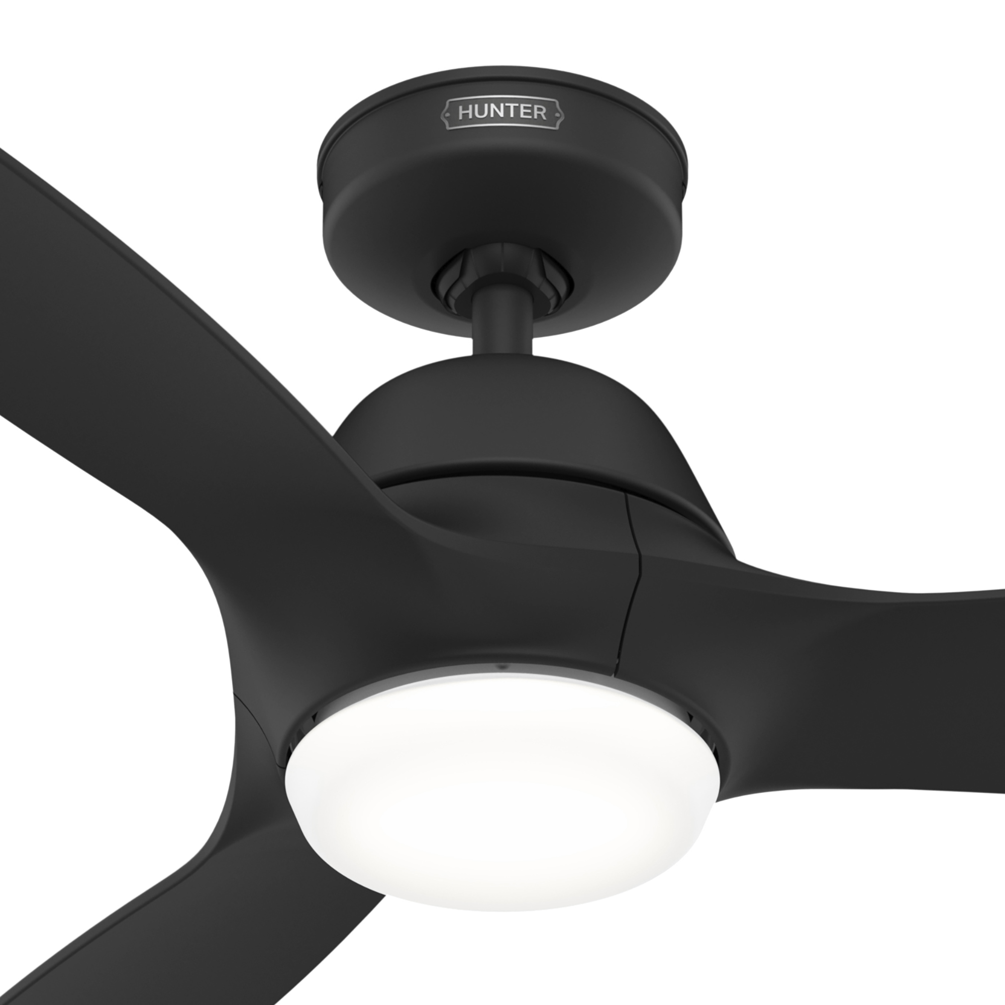Nahaufnahme eines schwarzen Deckenventilators mit weißem Licht.