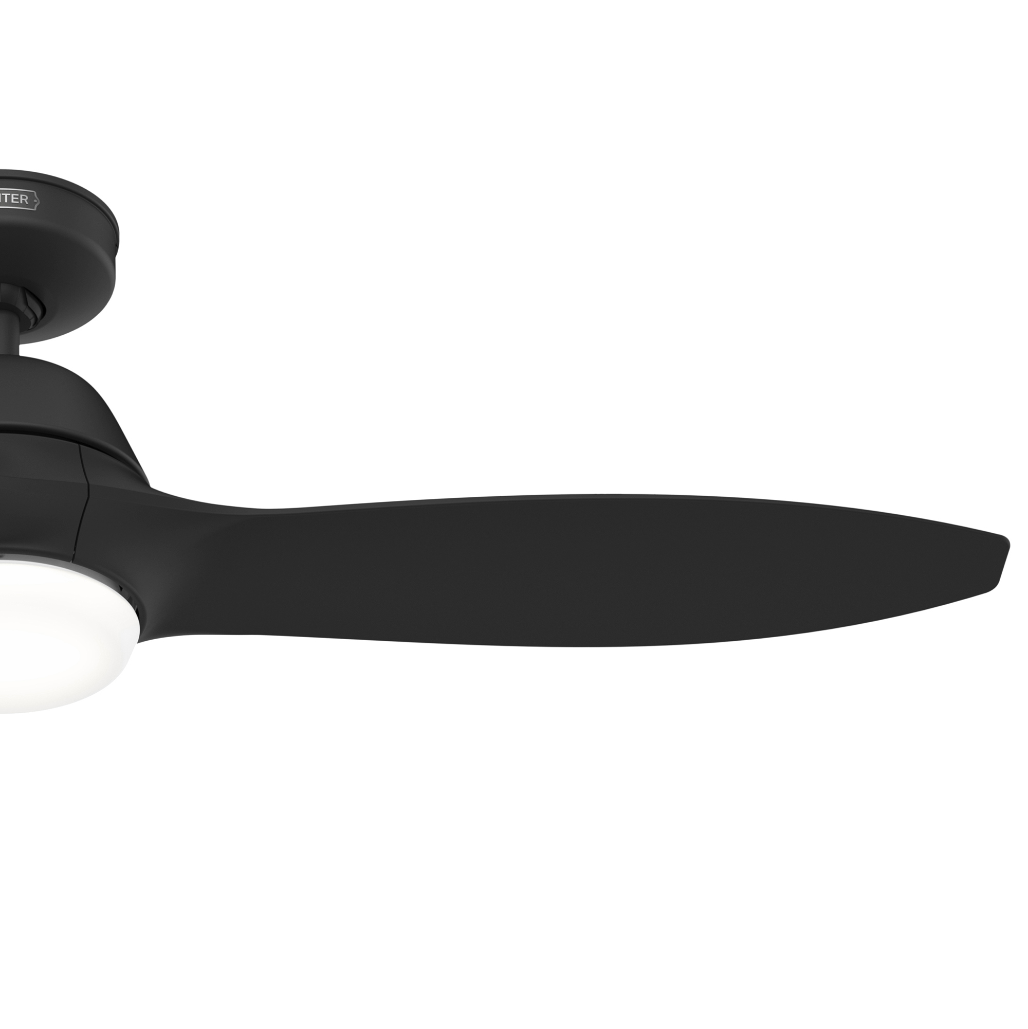 Deckenventilator mit schwarzen Flügeln und einer wei ßen Leuchte. Der Ventilator ist auf weißem Hintergrund montiert.