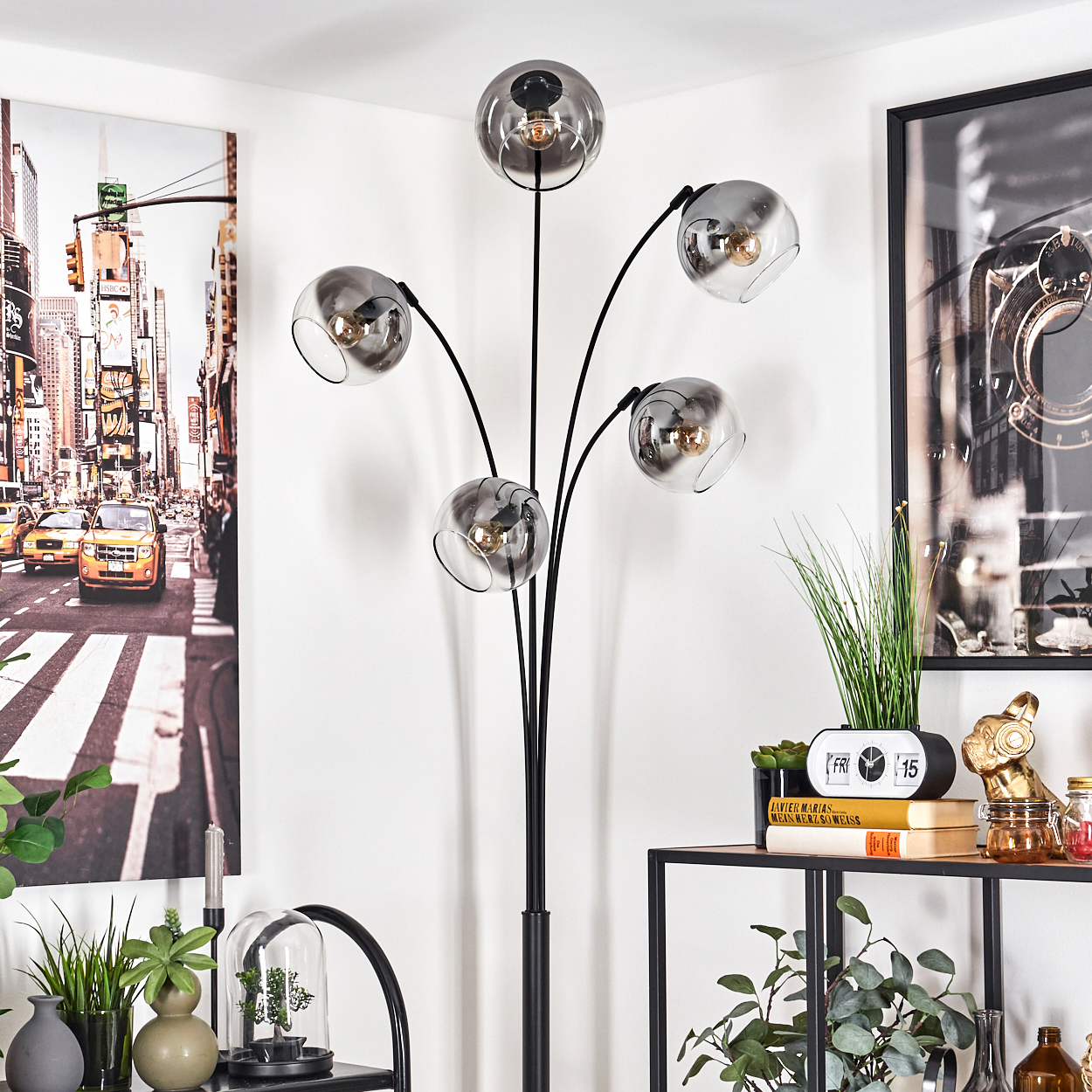 Stehlampe mit fünf kugelförmigen Schirmen und New York-Szene im Hintergrund.
