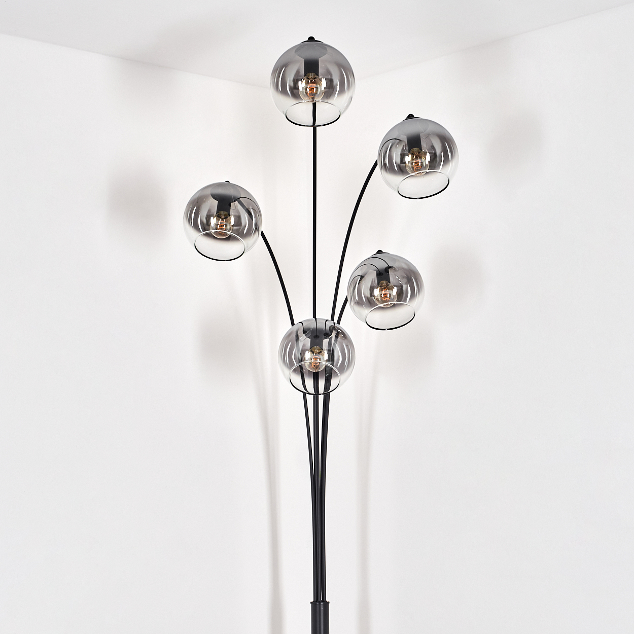 Stehlampe mit fünf kugelförmigen Schirmen und weißem Hintergrund.