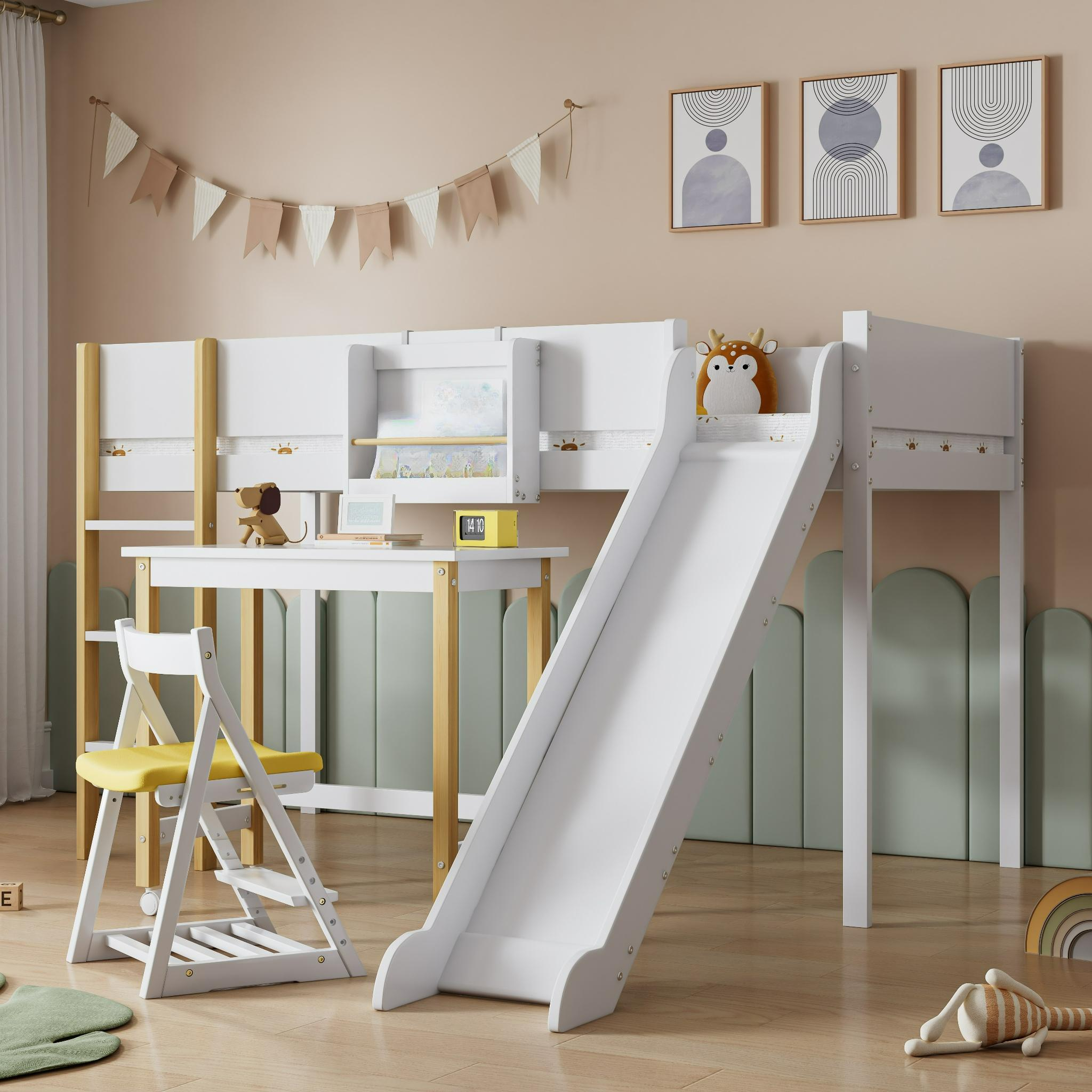 Ein weißes Hochbett mit Schreibtisch, Stuhl und Rutsche. Ein Banner und Kunstwerke an der Wand.