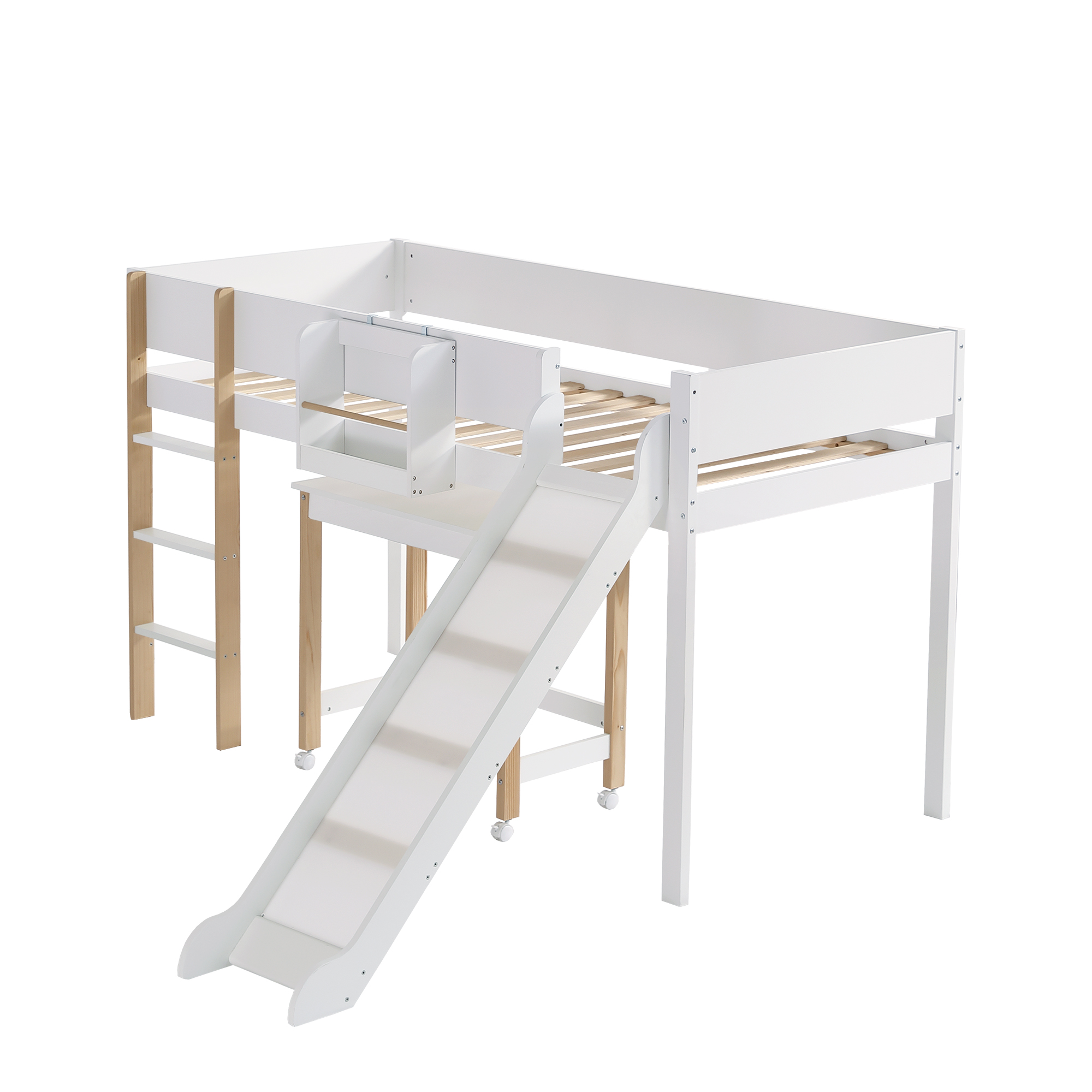 Weißes Hochbett mit Schreibtisch, Rutsche und Leiter auf weißem Hintergrund. Isoliertes Produktbild.