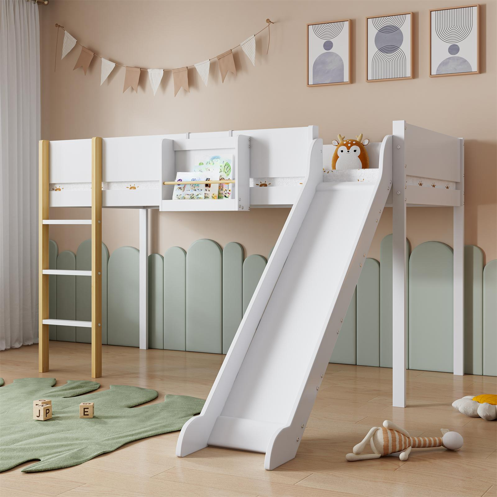 Ein weißes Hochbett mit Rutsche und Leiter. Mit Schreibtisch und dekorativen Elementen.
