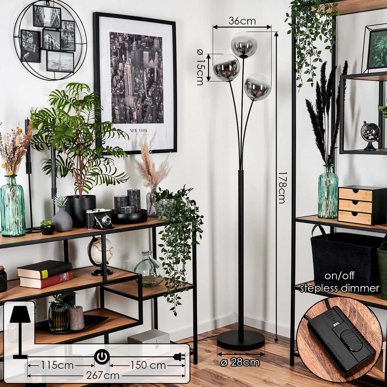 Eine schwarze Stehlampe mit drei rauchigen Glaskugeln. Die Lampe steht in einer Ecke mit Regalen und einem Poster.