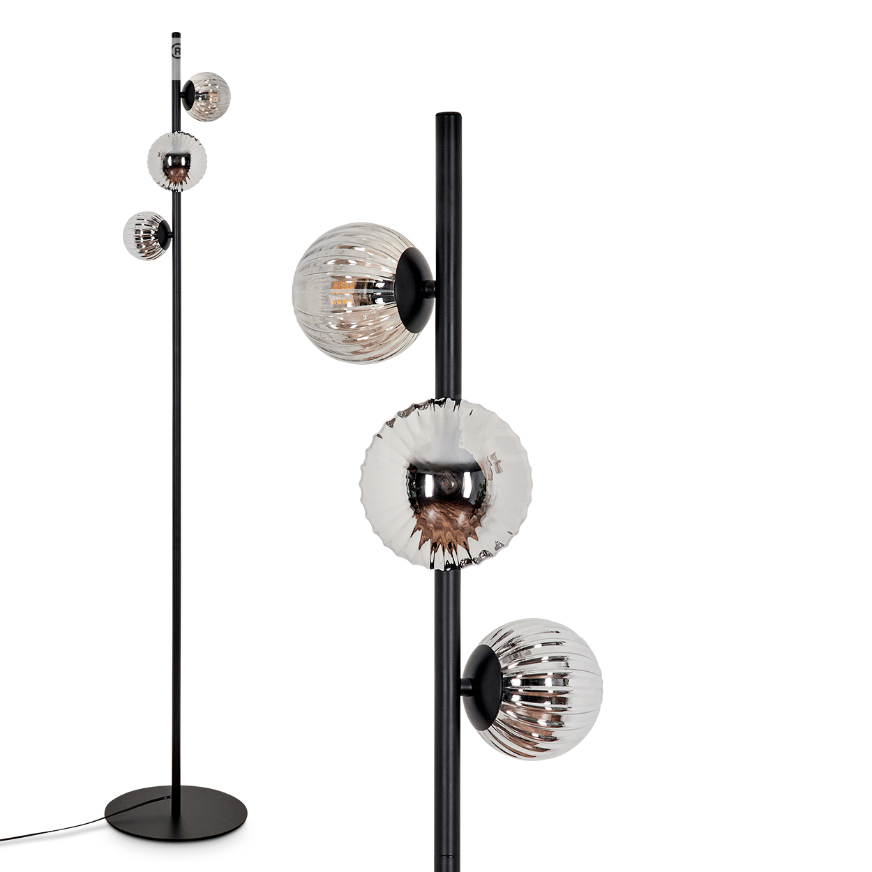 Hohe Stehlampe mit vier Lichtern. Eines mit geripptem Glaskolben, die anderen glatt. Schwarzer Sockel und Stiel.