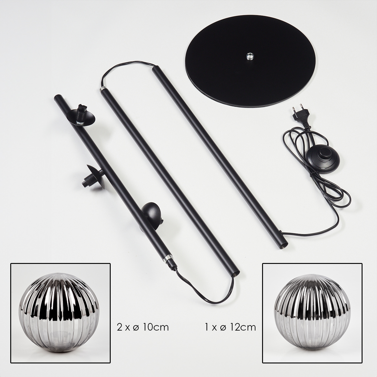 Zerlegte schwarze Stehlampe mit Sockel, zwei Stangen und zwei kugelförmigen Leuchtenköpfen, plus zwei kleinere Kugelproben.