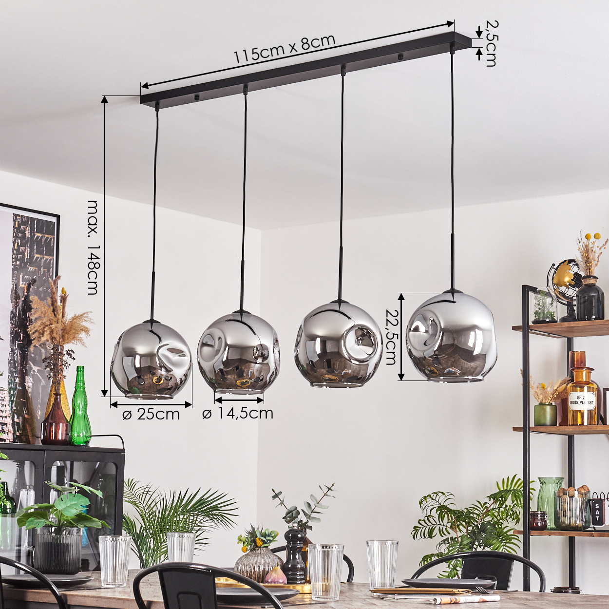 Vier Pendelleuchten mit markierten Abmessungen hängen über einem Tisch im Esszimmer.