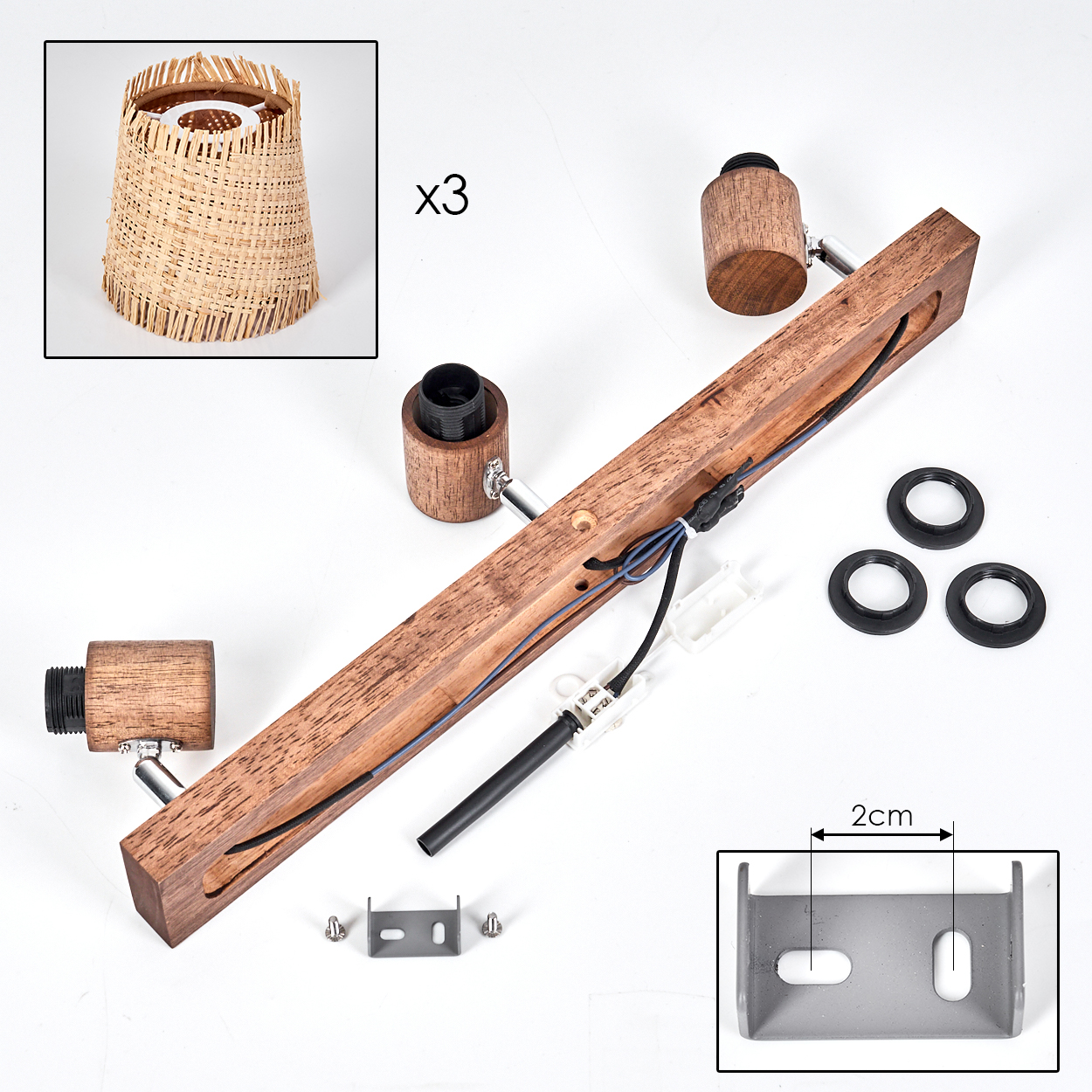Eine dekonstruierte Wandleuchte mit einem Holzsockel, schwarzer Hardware und einem Rattan-Schirmeinsatz.